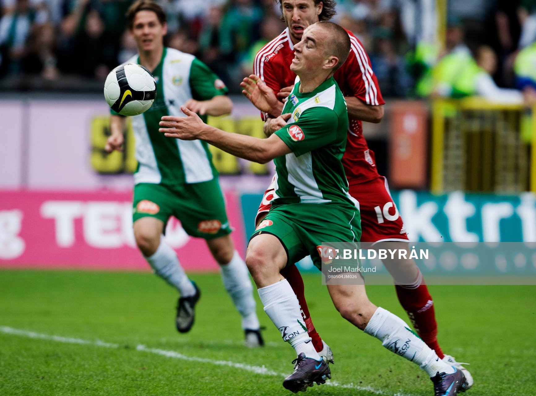 Petter Andersson, Hammarby, fälls i straffområdet