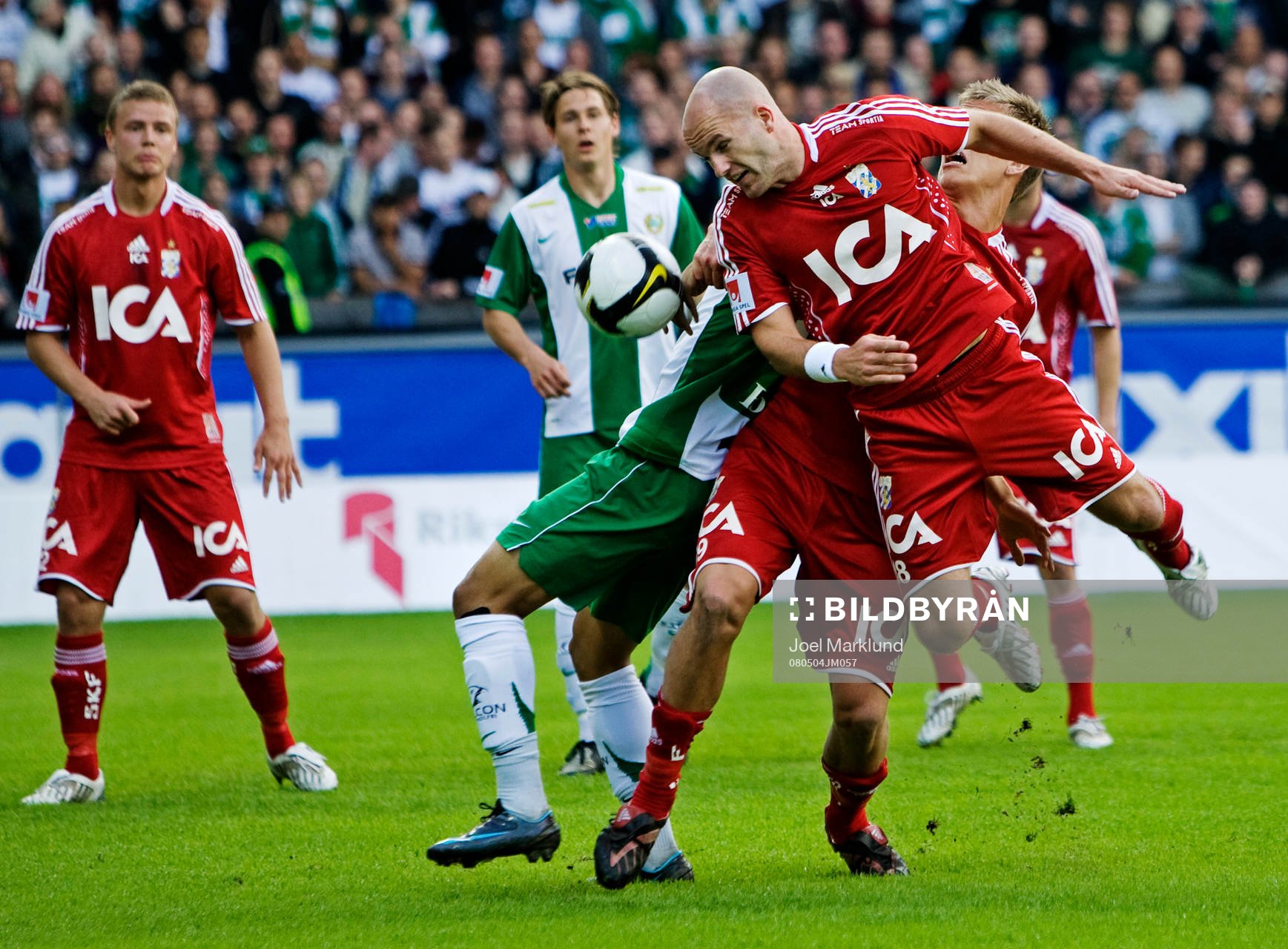Jonas Wallerstedt, Göteborg, nickar bort bollen