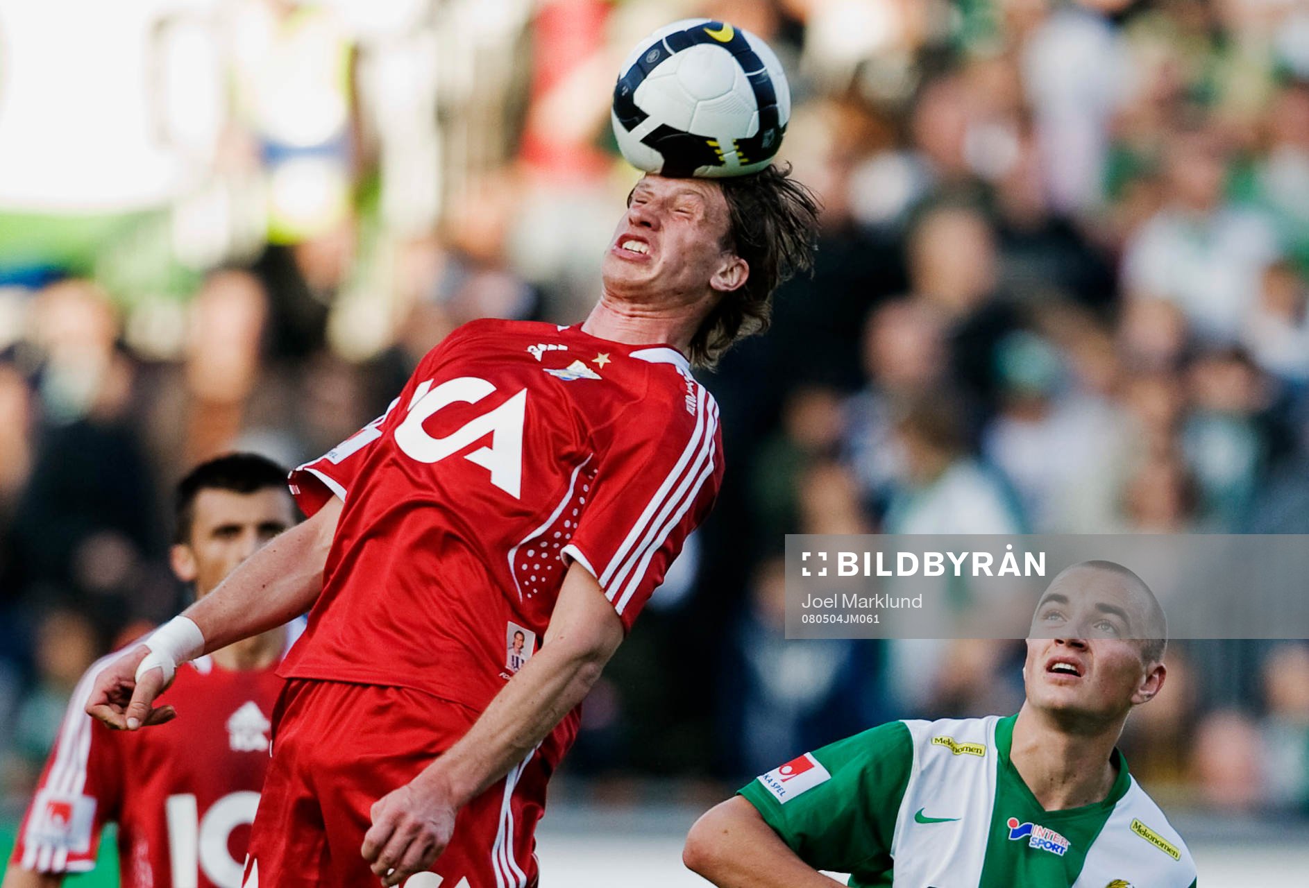Gustav Svensson, Göteborg, nickar bollen framför Petter