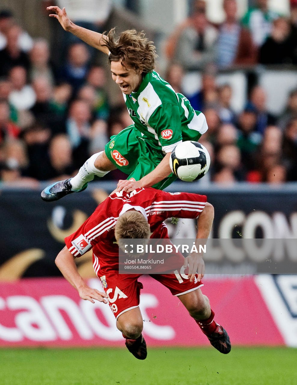 Simon Helg, Hammarby, trycker undan både bollen och Pontus