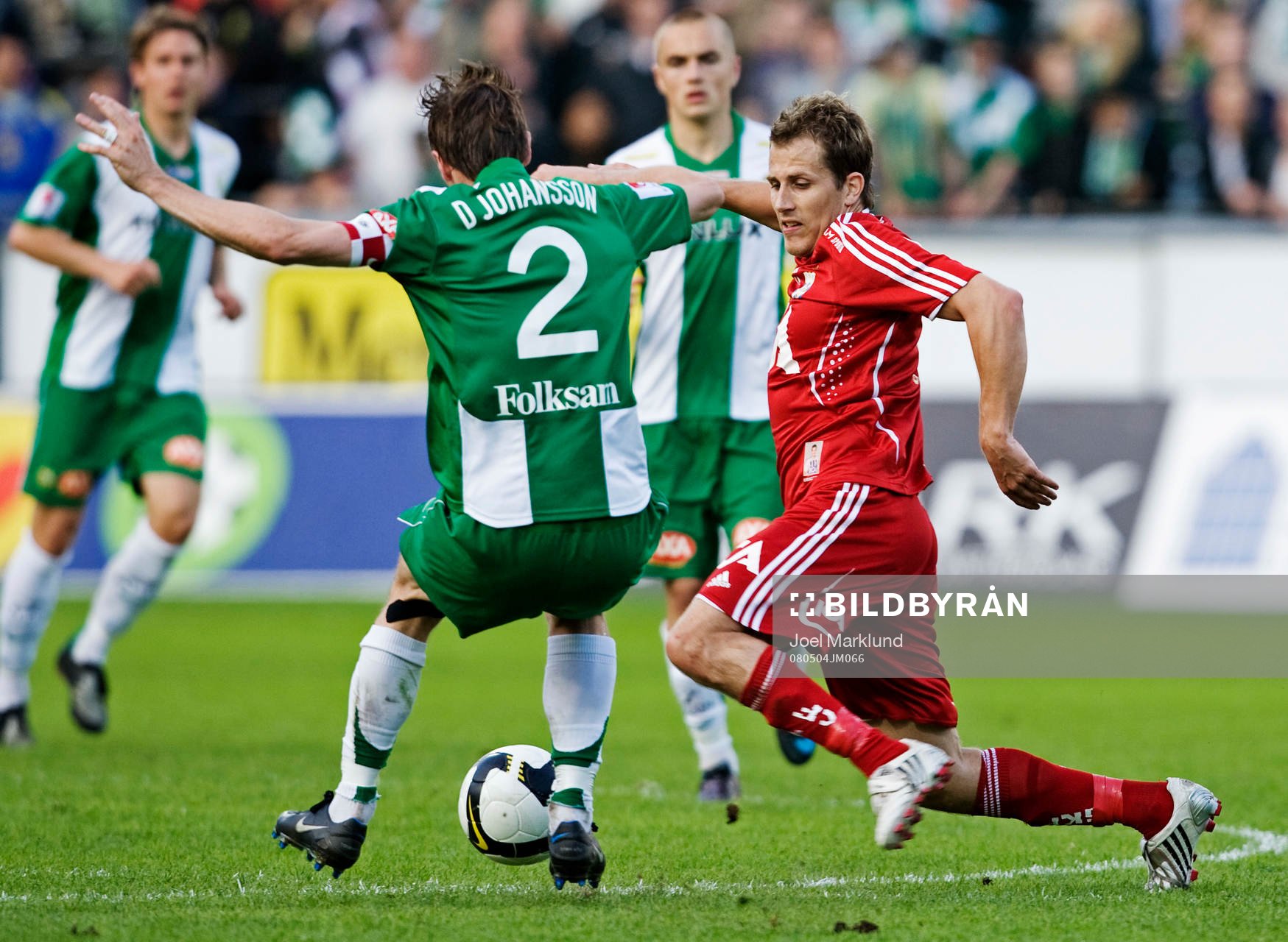 Tobias Hysén, Göteborg, dribblar bort David Johansson,