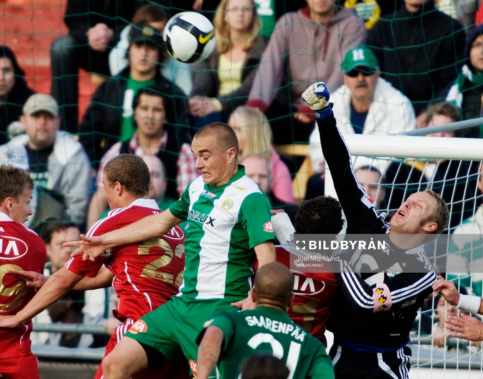 Kim Christensen, målvakt, Göteborg, boxar undan bollen