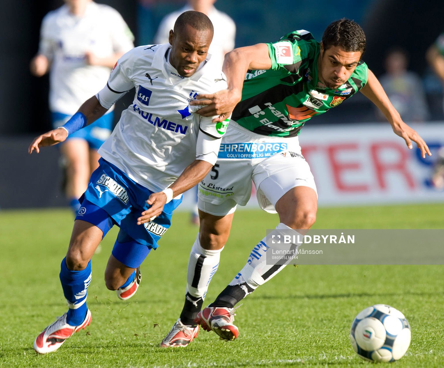 Bobbie Friberg da Cruz stoppar Kevin Amuneke