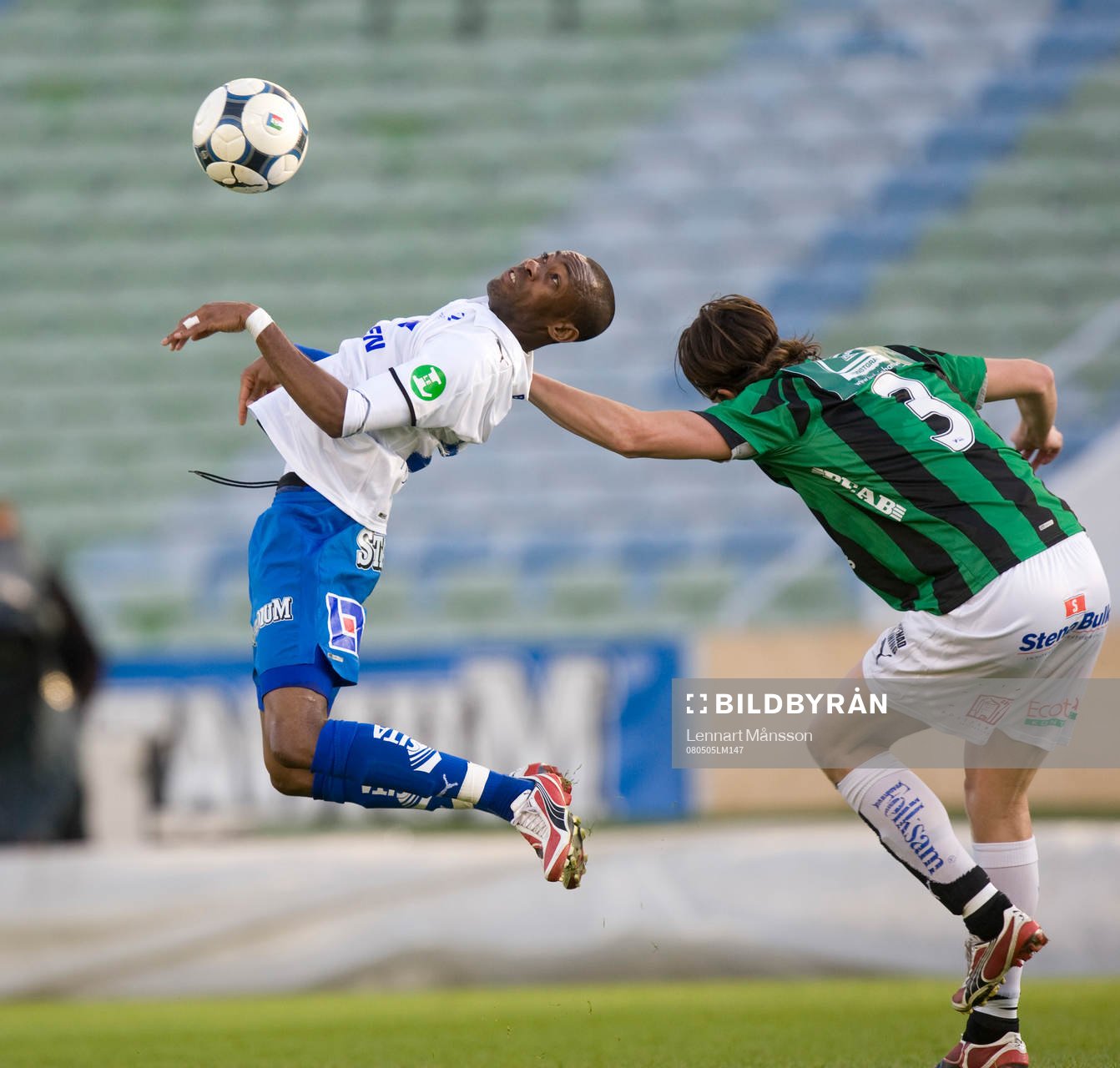 Kevin Amuneke tar bollen framför Andreas Tobiasson