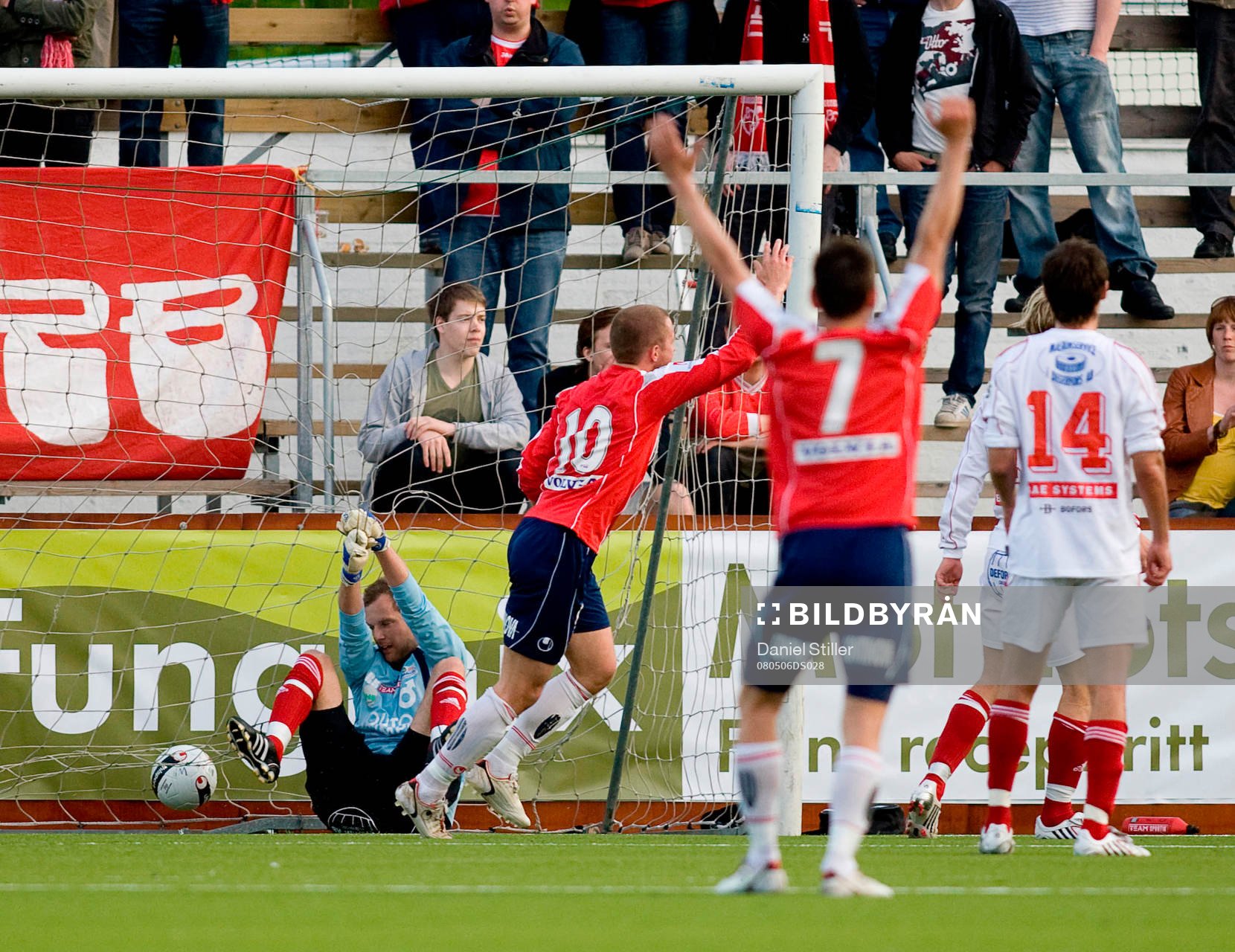 Marcus Dahlin gör 1-0 till Örgryte. Jubel. Målvakten i