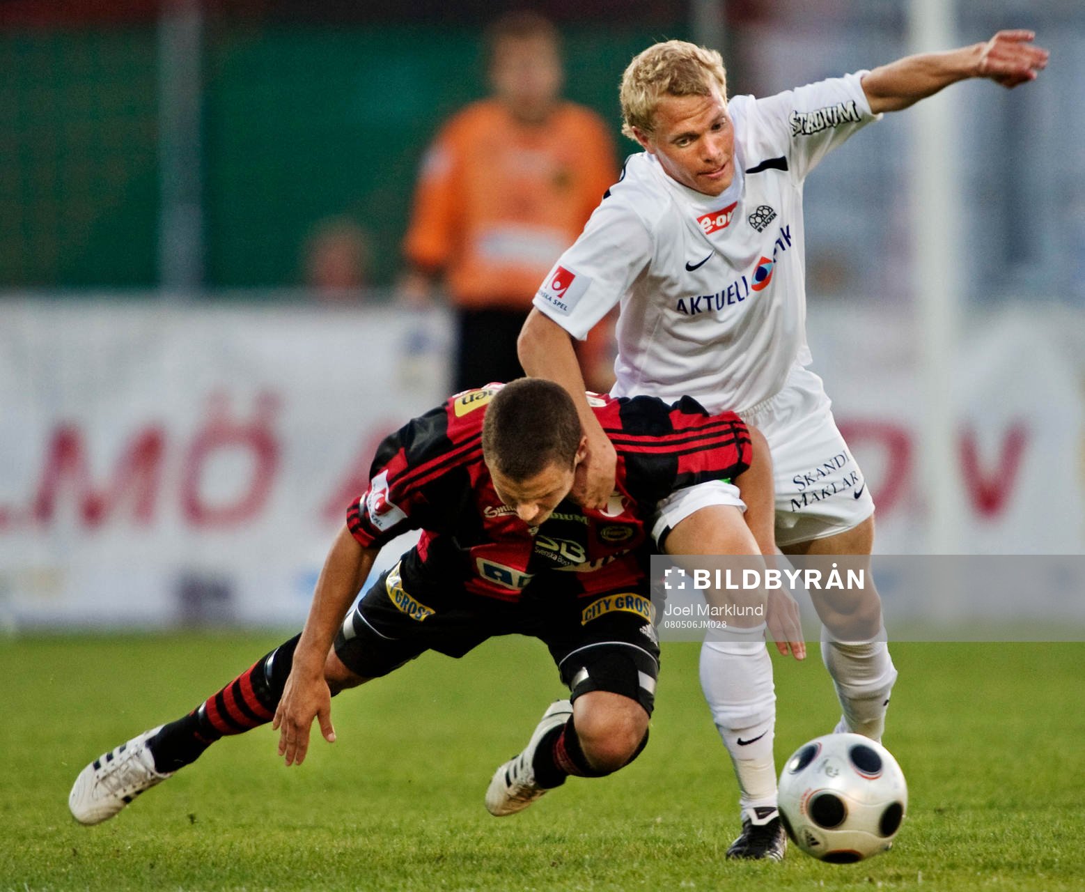 Marcus Jarlegren, Häcken, drar ner Max Clauss,