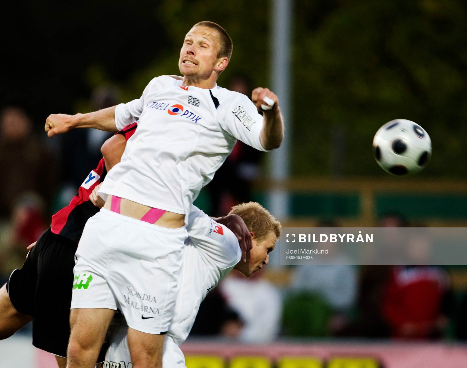 Mattias Östberg, Häcken, både missar bollen och visar