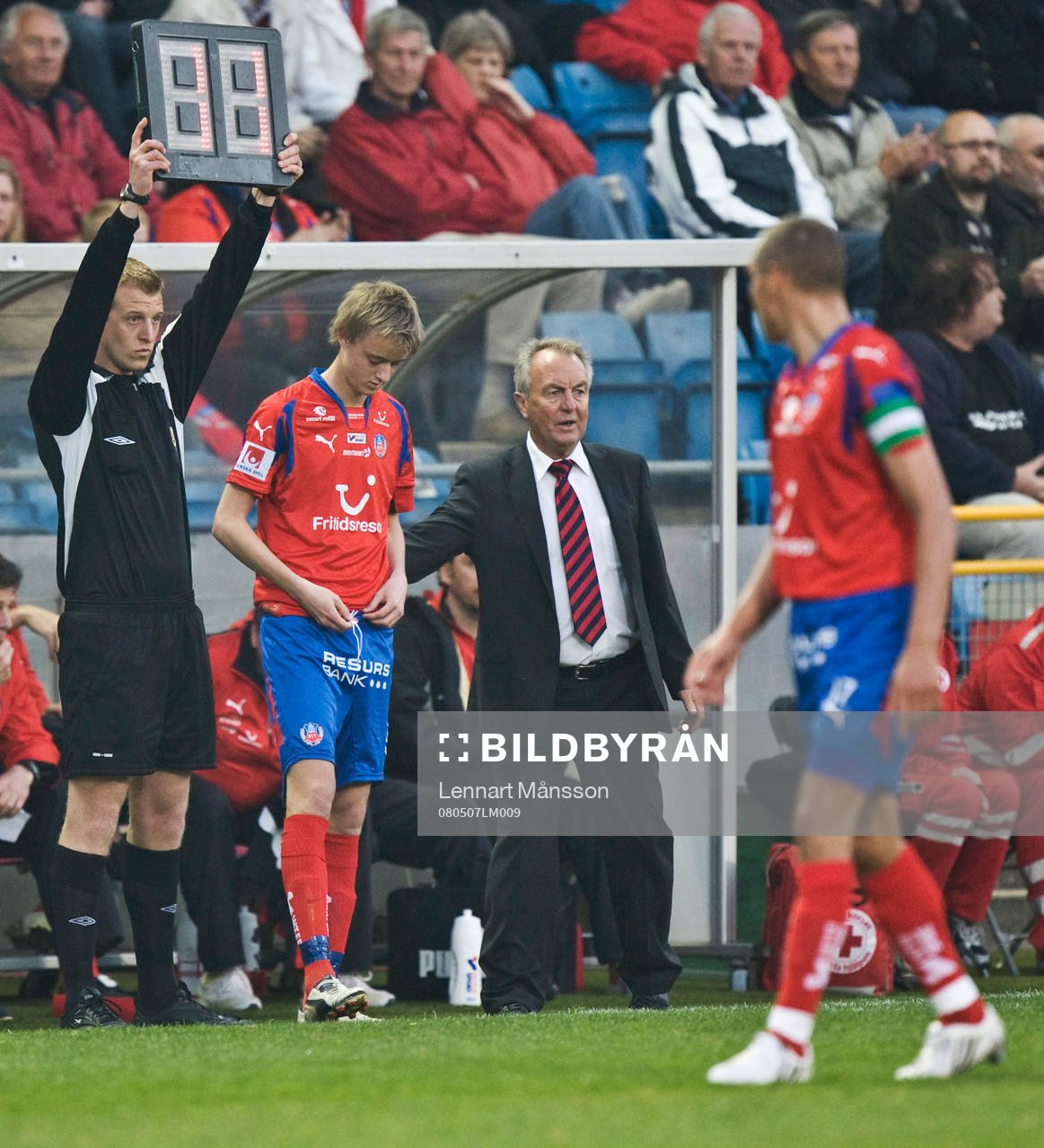 Bo NIlsson, tränare, skickar in Rasmus Jönsson