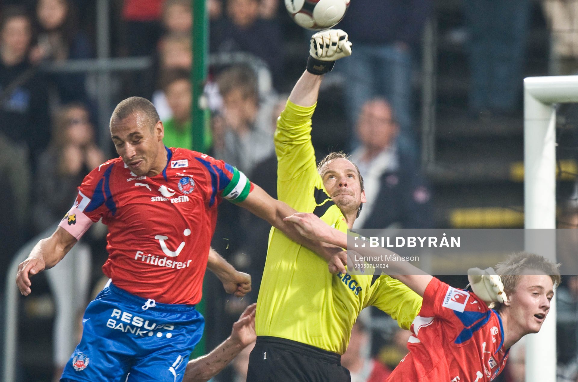  Henrik Larsson och Rasmus Jönsson, Helsingborg i närkamp med Peter Westman, målvakt, Örebro.