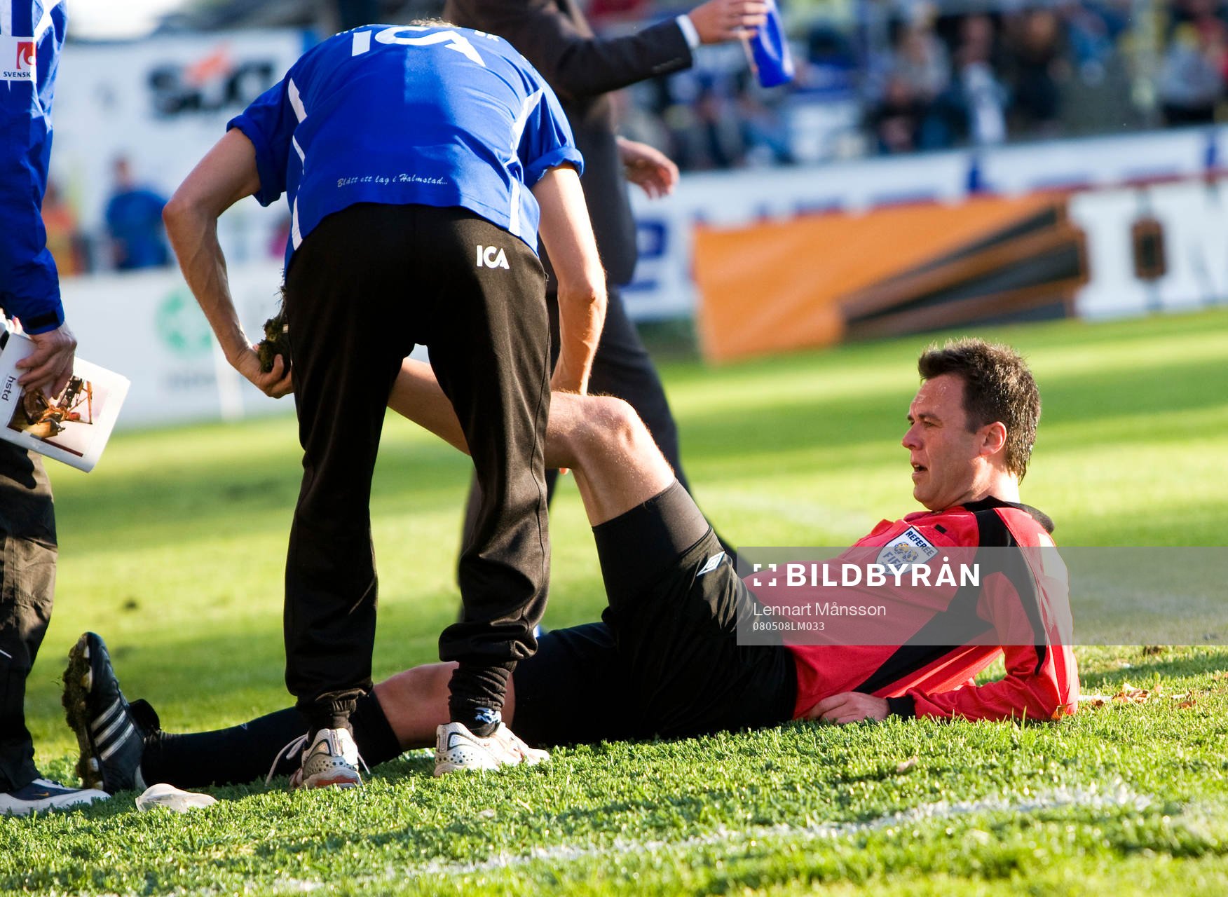 Martin Ingvarsson, domare, skadades och fick utgå. Skada,
