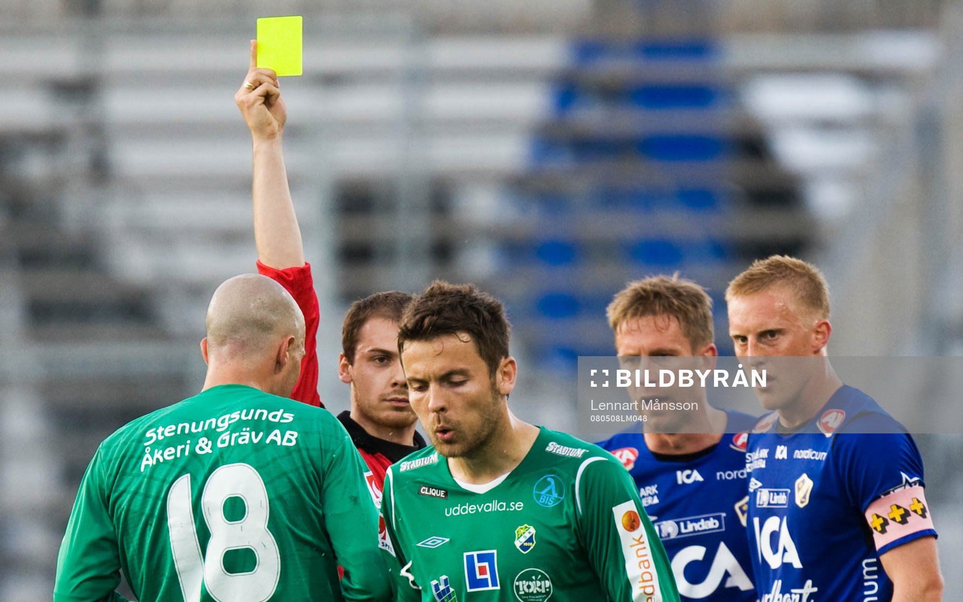 Fjärdedomaren Adnan Jukic fick ta fram det gula kortet i