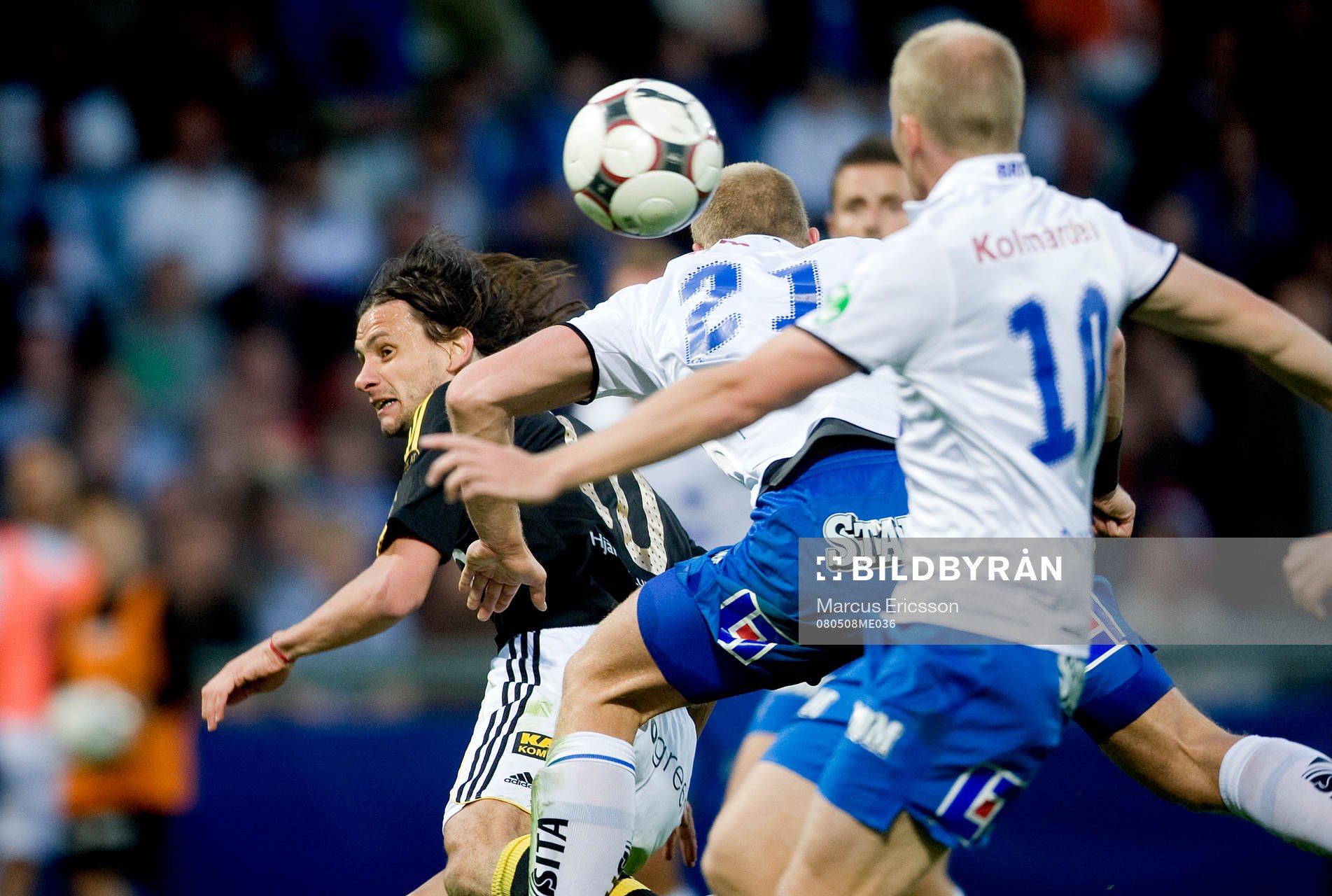 Iván Óbolo, AIK, attackeras bakifrån av Thomas