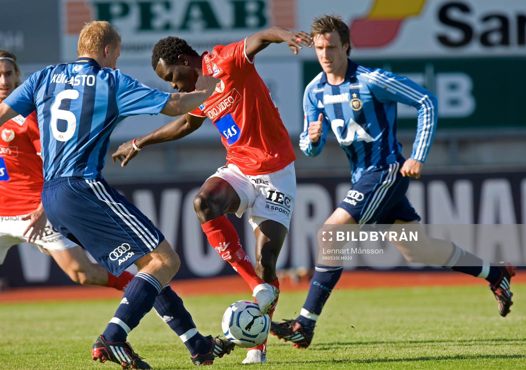 Inhopparen Abiola Dauda skojar med Toni Kuivasto