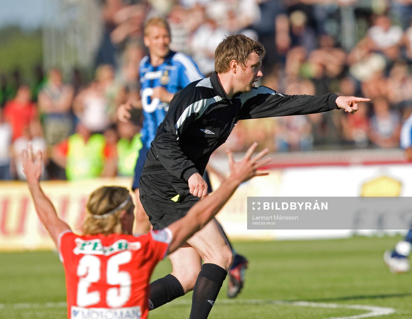 Markus Strömbergsson, domare, pekar fortsätt medan Cesar