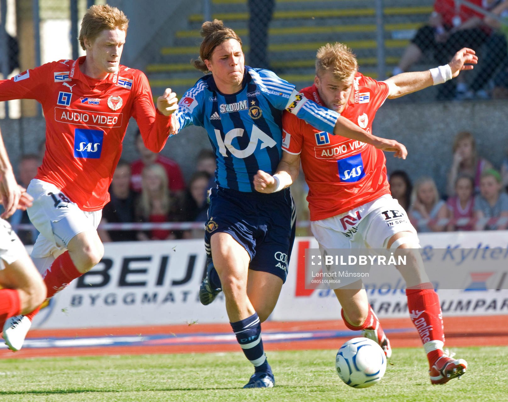 Sebastian Rajalakso, tar sig fram mellan Rasmus Elm och