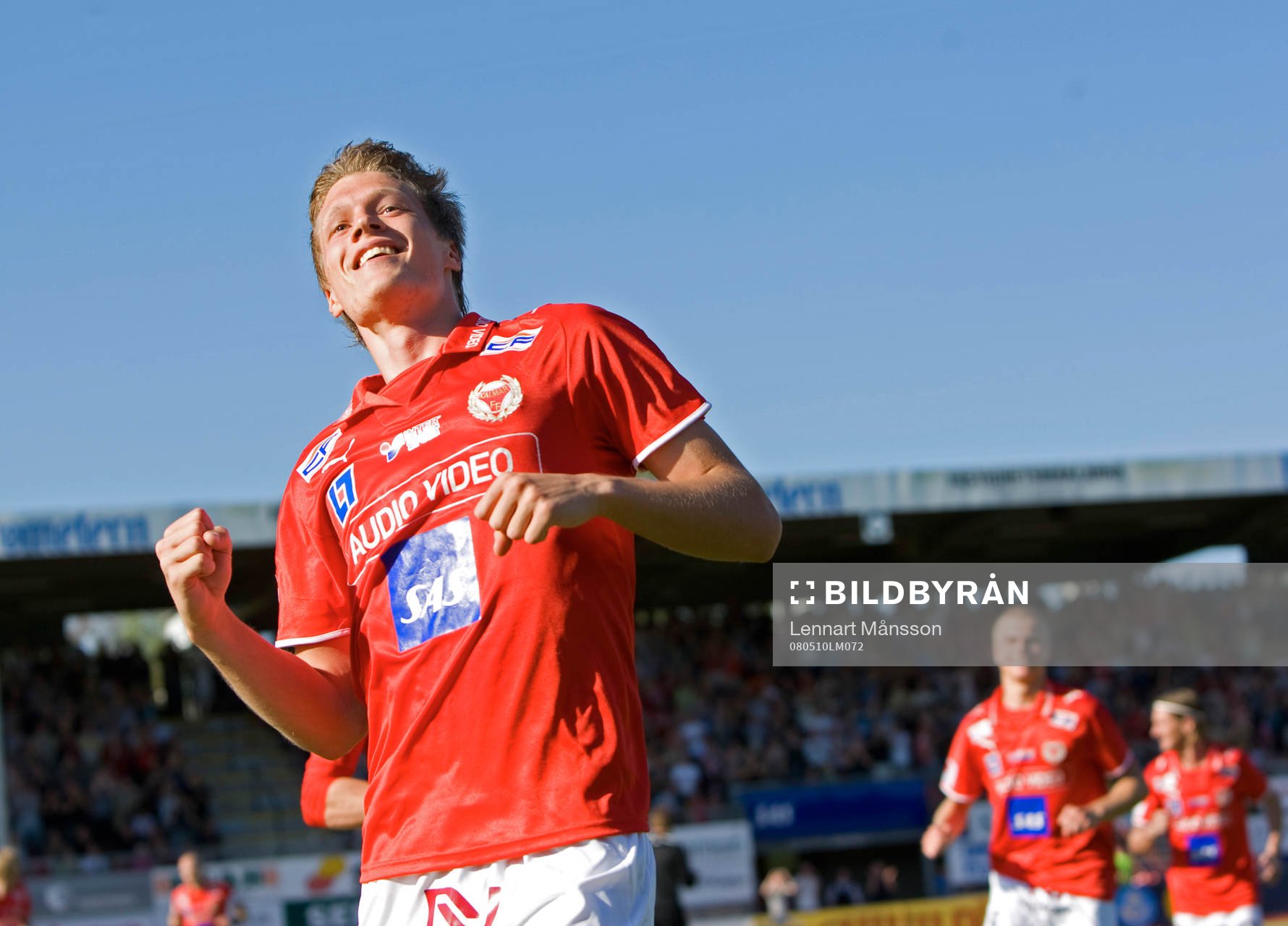 Viktor Elm har nätat och jublar. Jubel