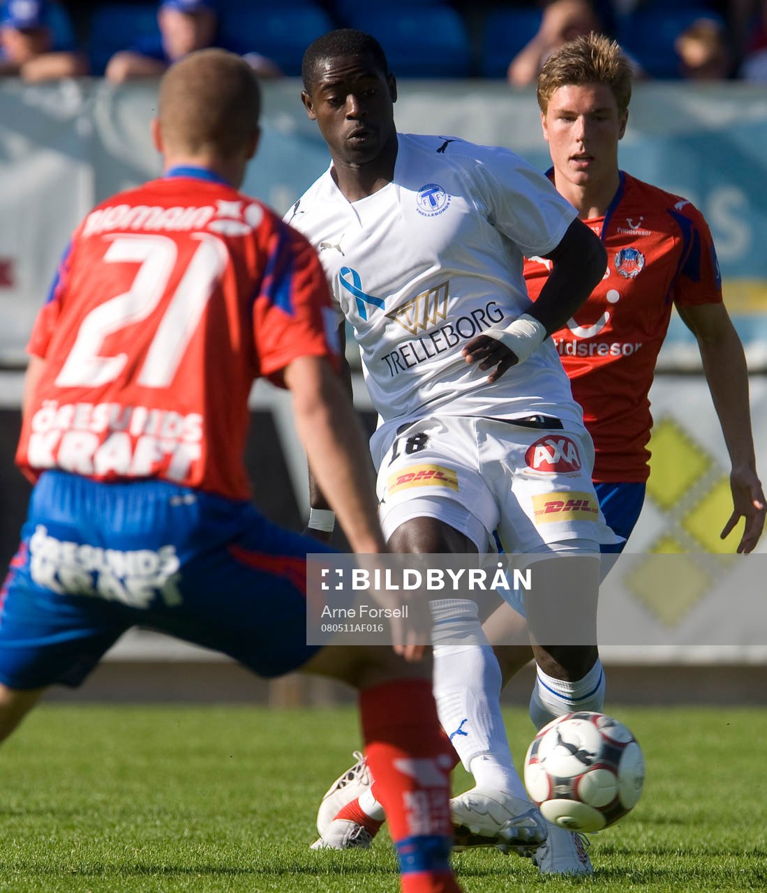 Trelleborgs Michael Mensah klämd mellan två