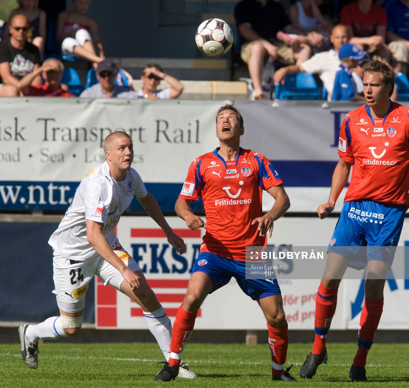 Helsingborgs Erik Sundin kontrollerar bollen