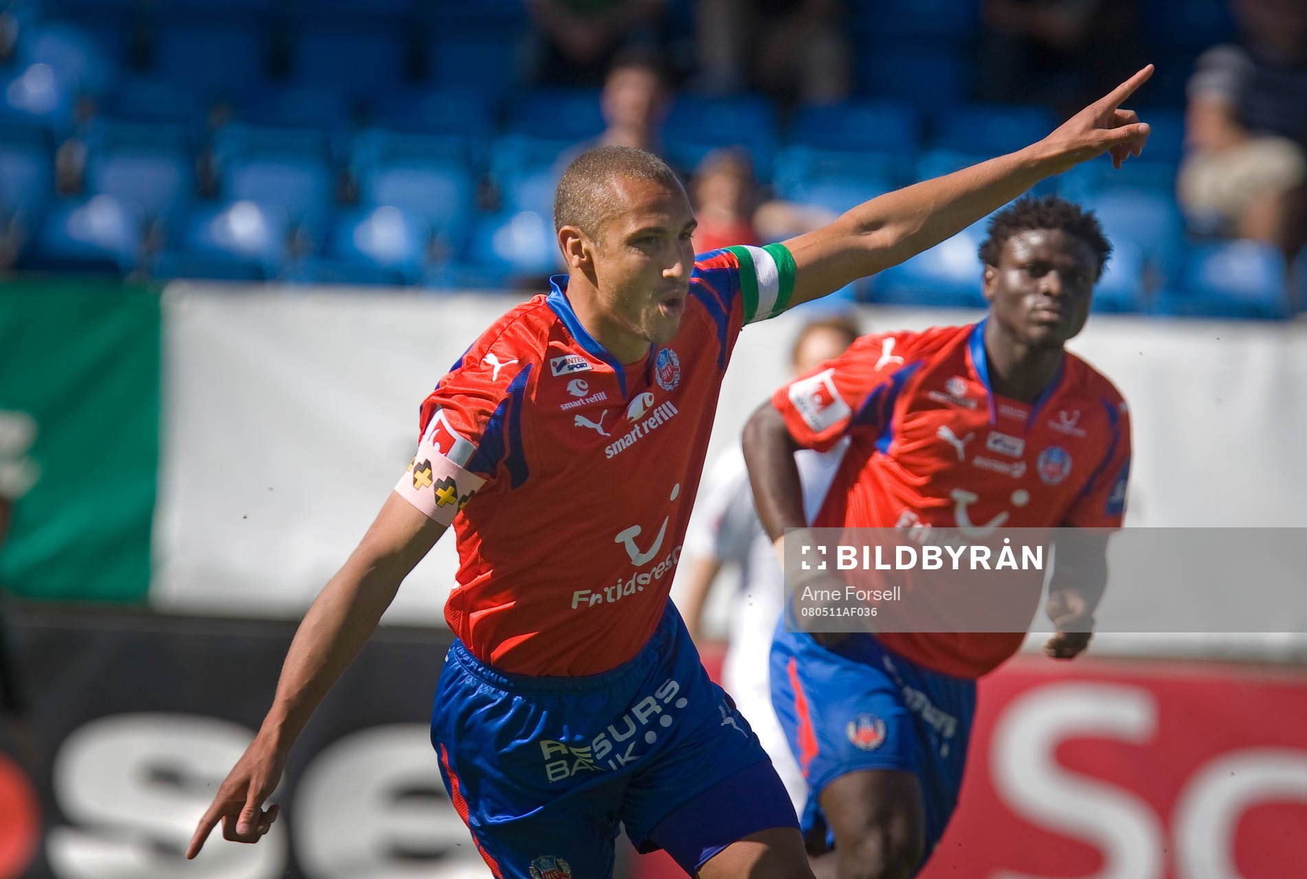 Henrik Larsson signalerar för 1 - 0 till Helsingborg. Jubel
