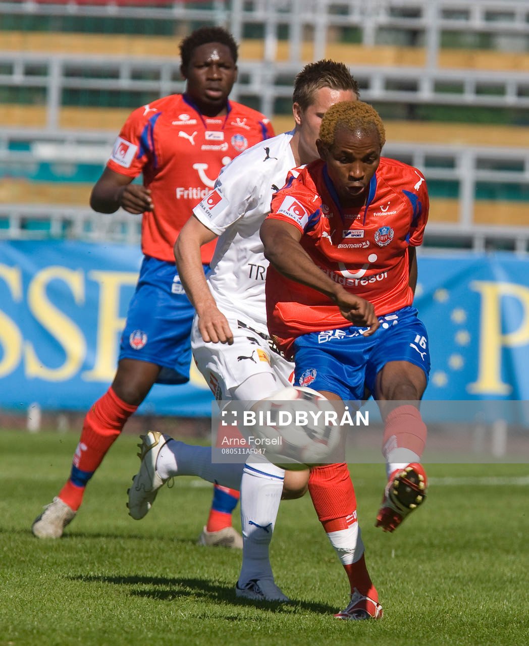 Helsingborgs René Makondele satsar på ett skott. Han