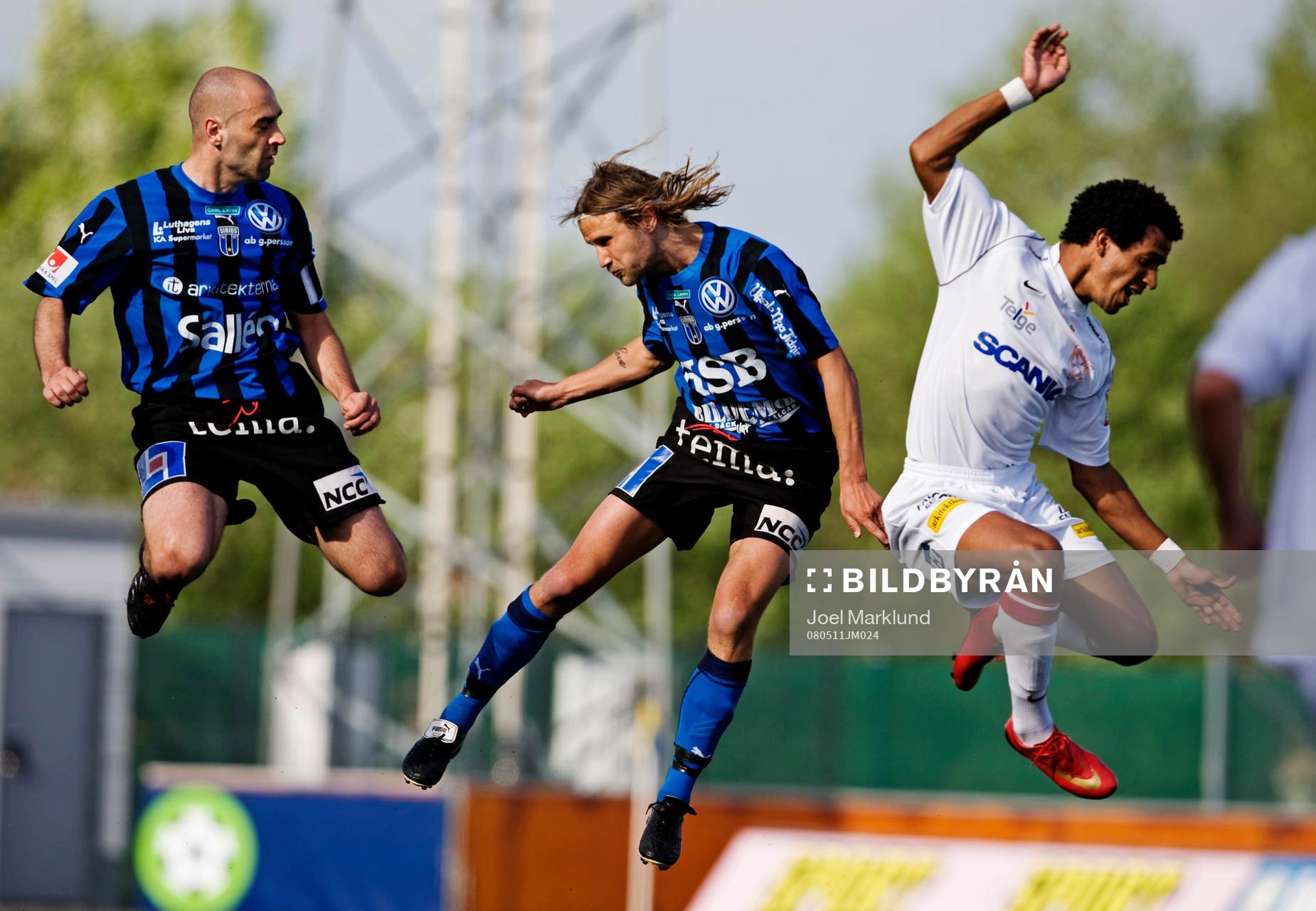 Tripp, trapp, trull. Tre spelare väntar på att bollen ska