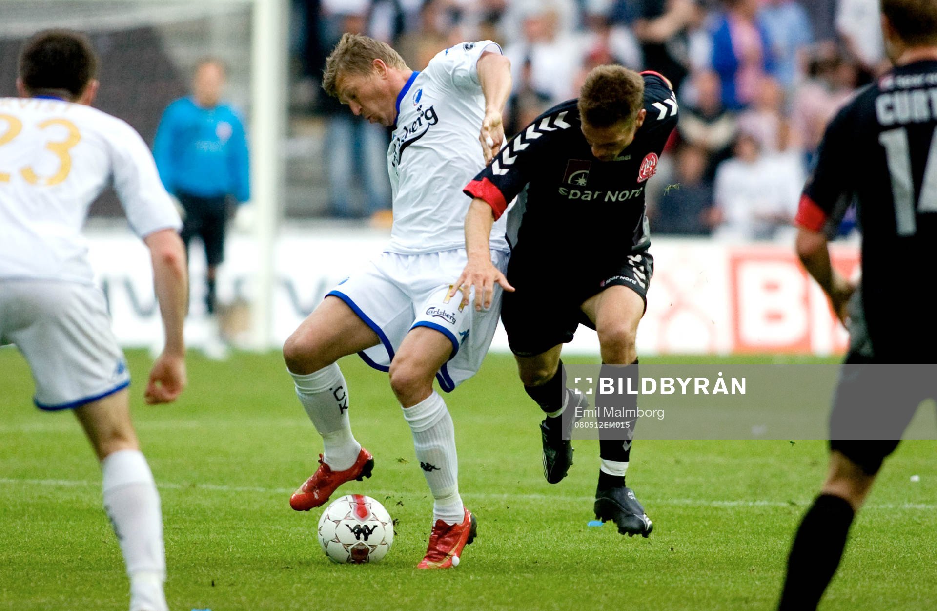 Här får Marcus Allbäck, FCK en smäll på vaden och får