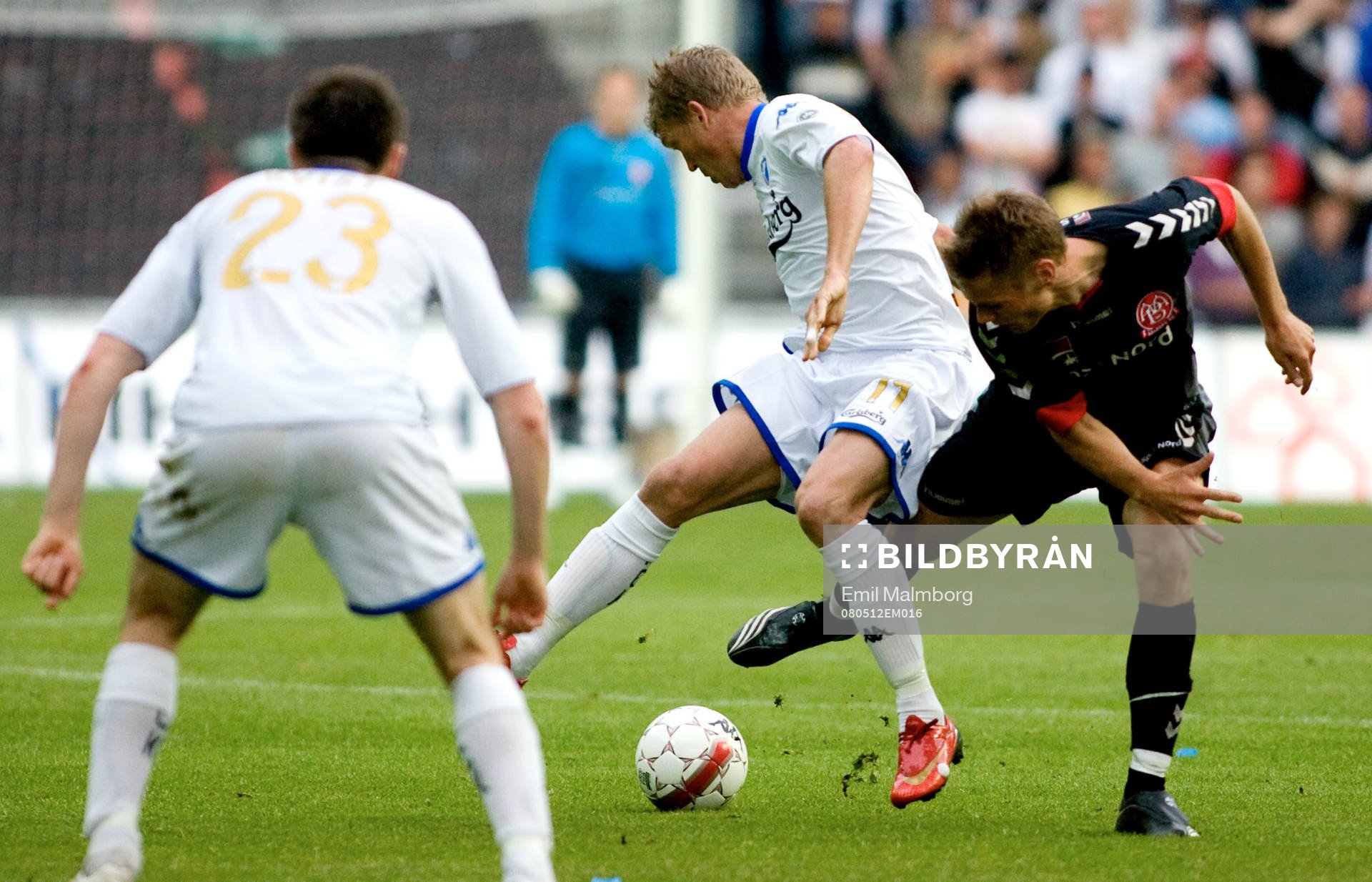 Här får Marcus Allbäck, FCK en smäll på vaden och får