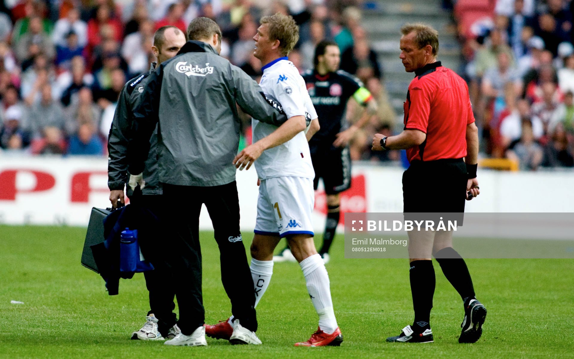 Här får Marcus Allbäck, FCK en smäll på vaden och får