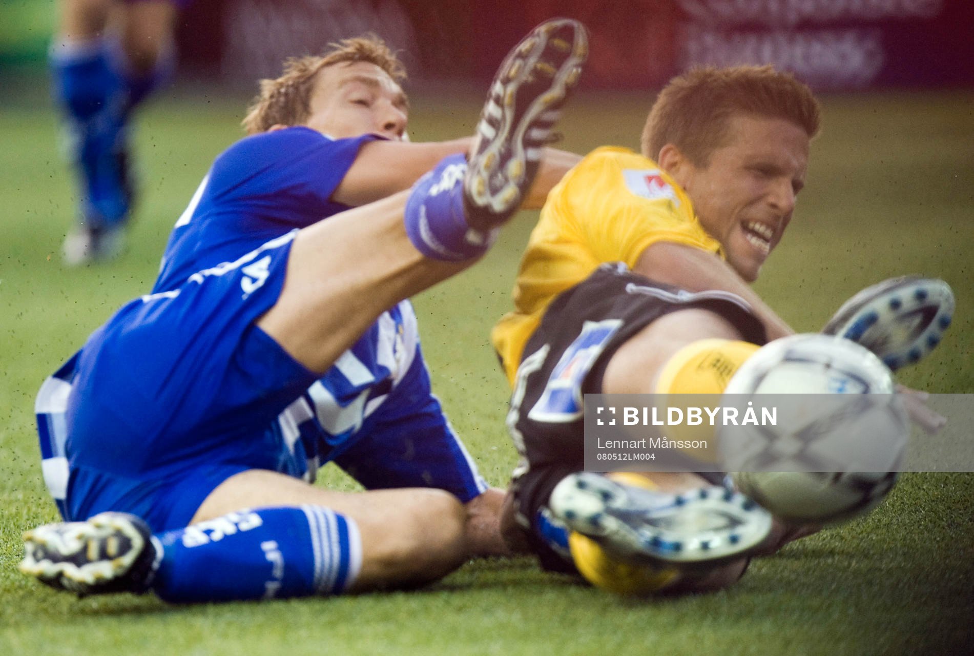 Daniel Alexandersson trycker till Anders Svensson som blir