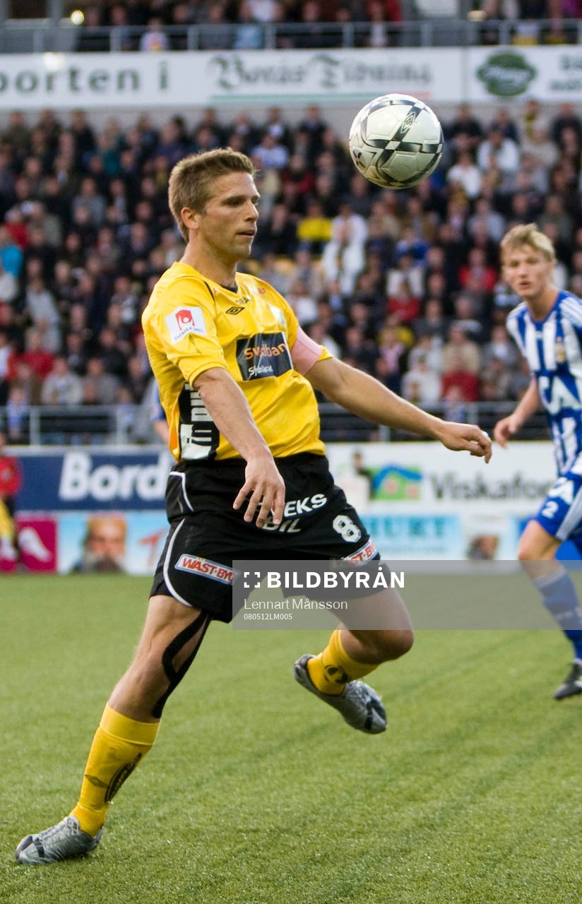 Anders Svensson tar ner bollen på bröstet