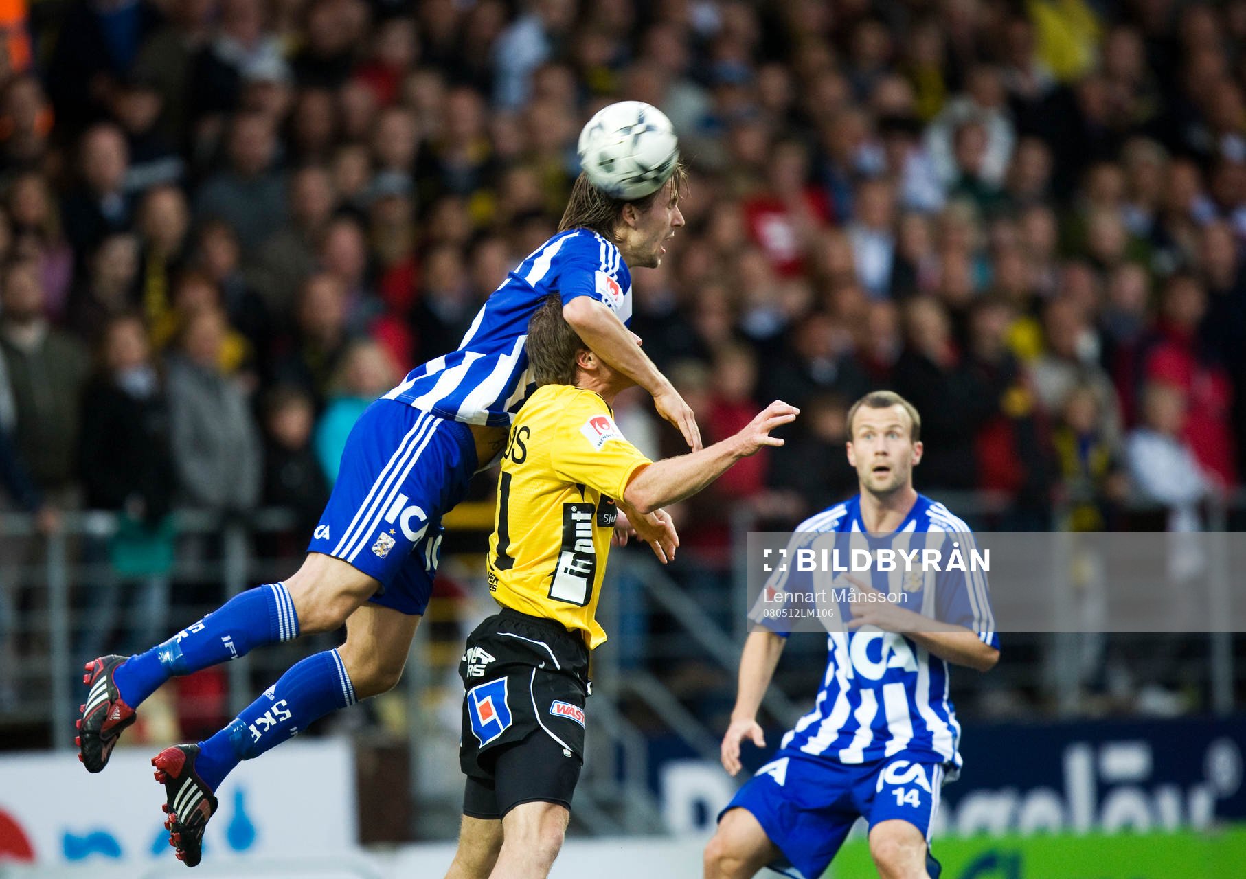 Mattias Bjärsmyr lägger sig på Daniel Mobaeck