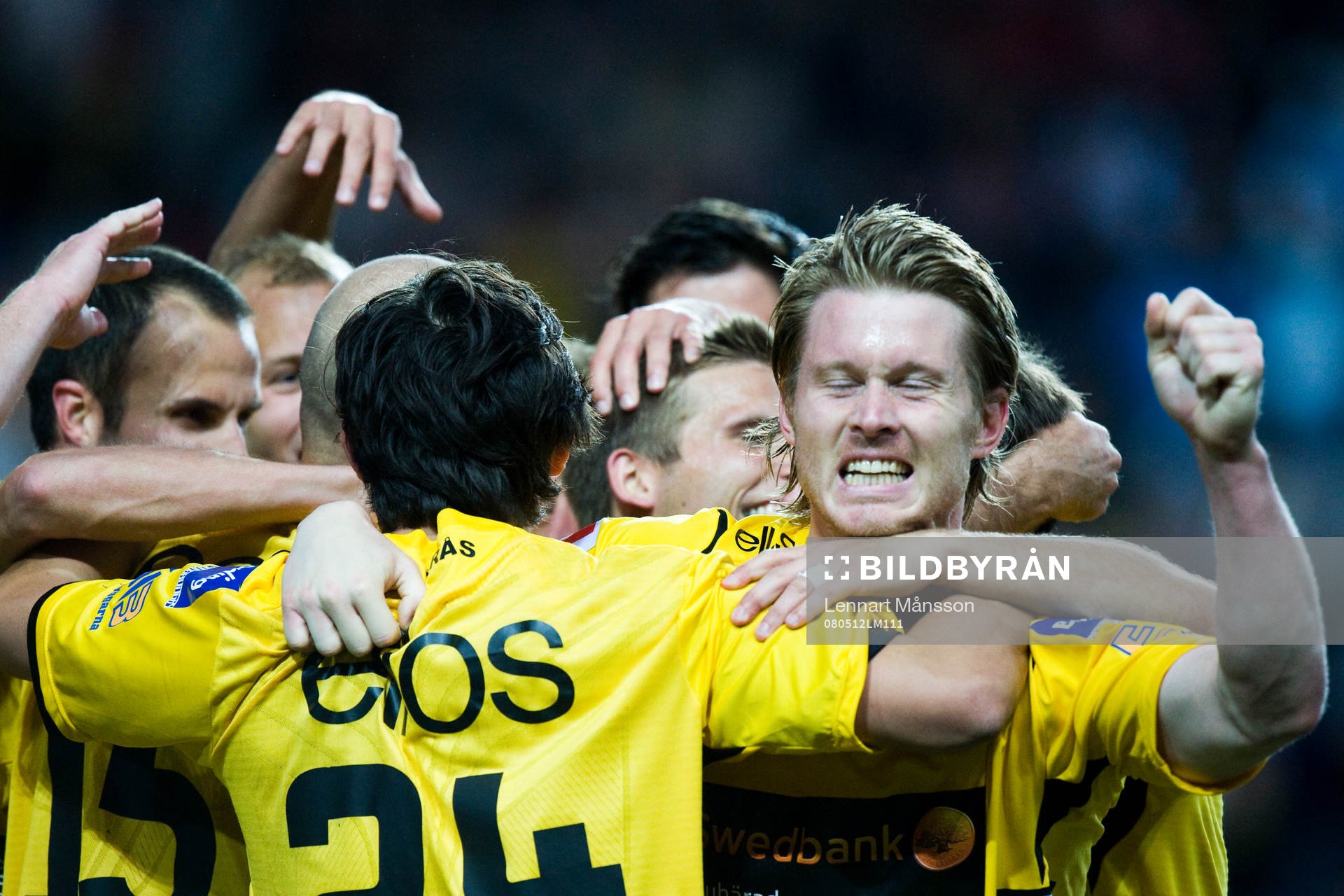 2-0, Fredrik Berglund, som grattas. Jubel