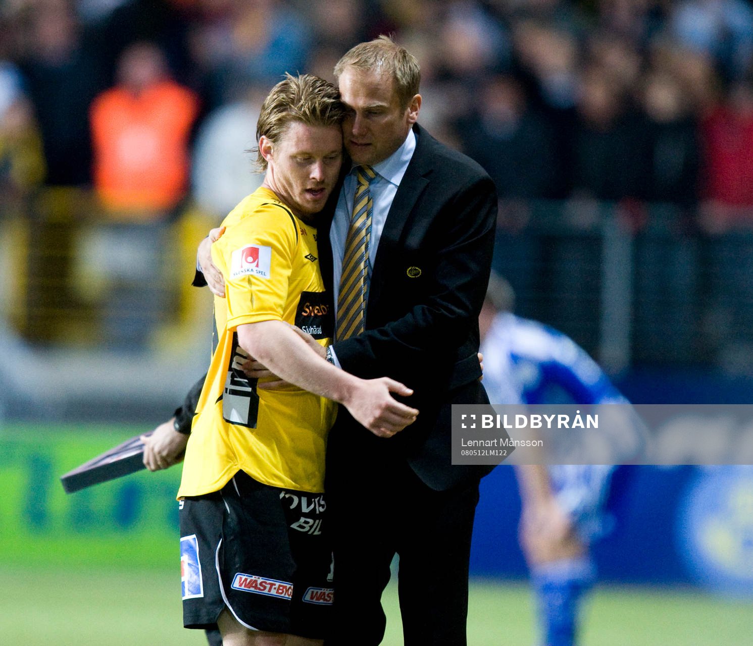 Magnus Haglund, tränare, kramar matchhjälten och