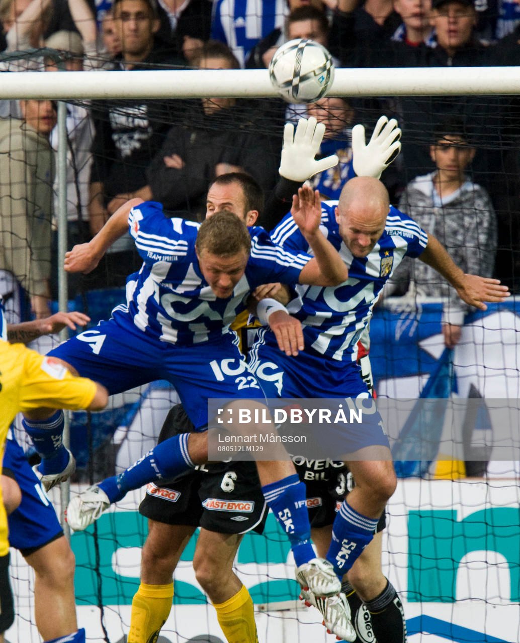 Johan Wiland räddar framför Ragnar Sigurdsson och Jonas