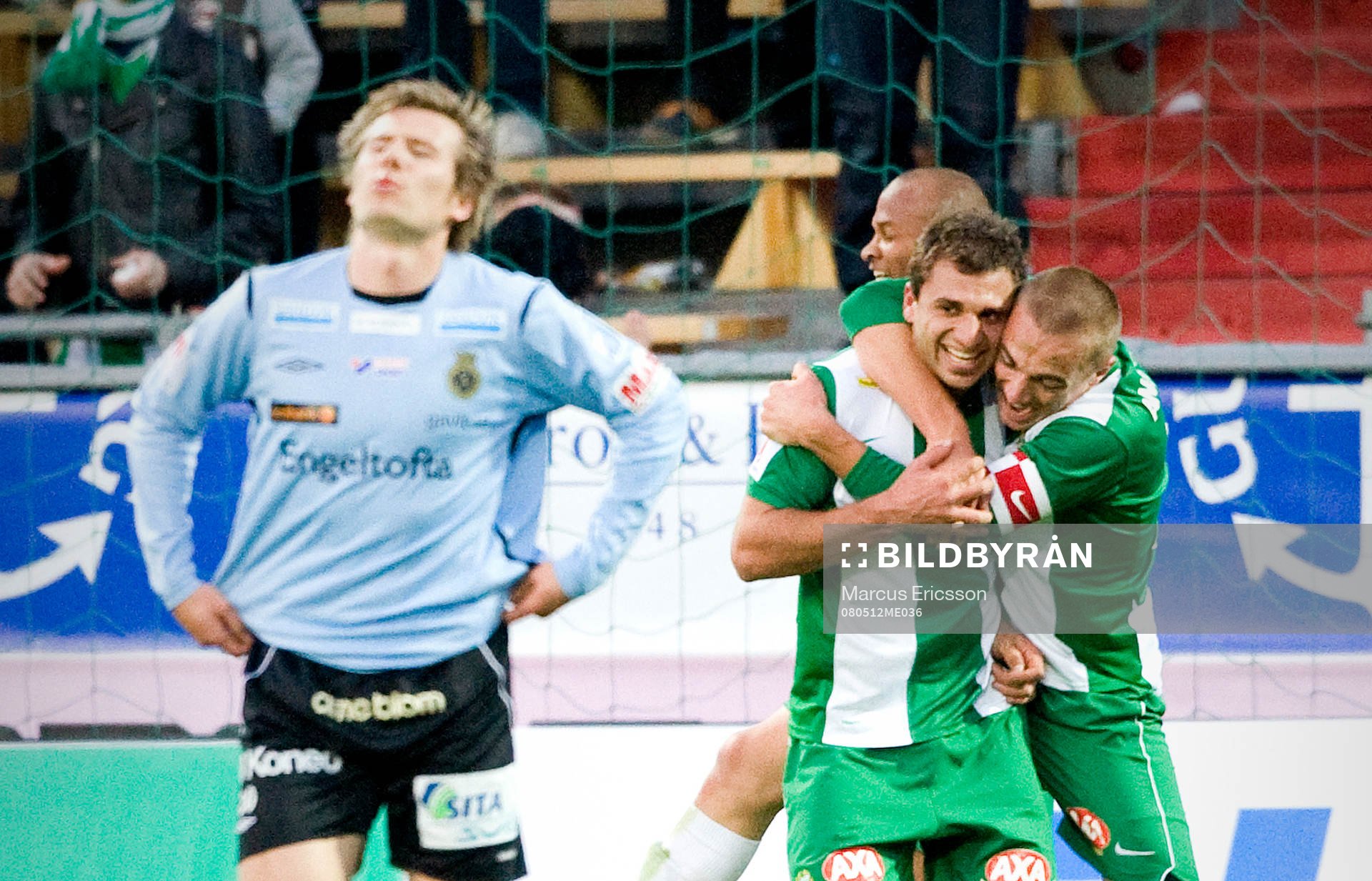  Claudio Martin Dadomo Minervini, kramas om av Petter Andersson, Hammarby, jubel.