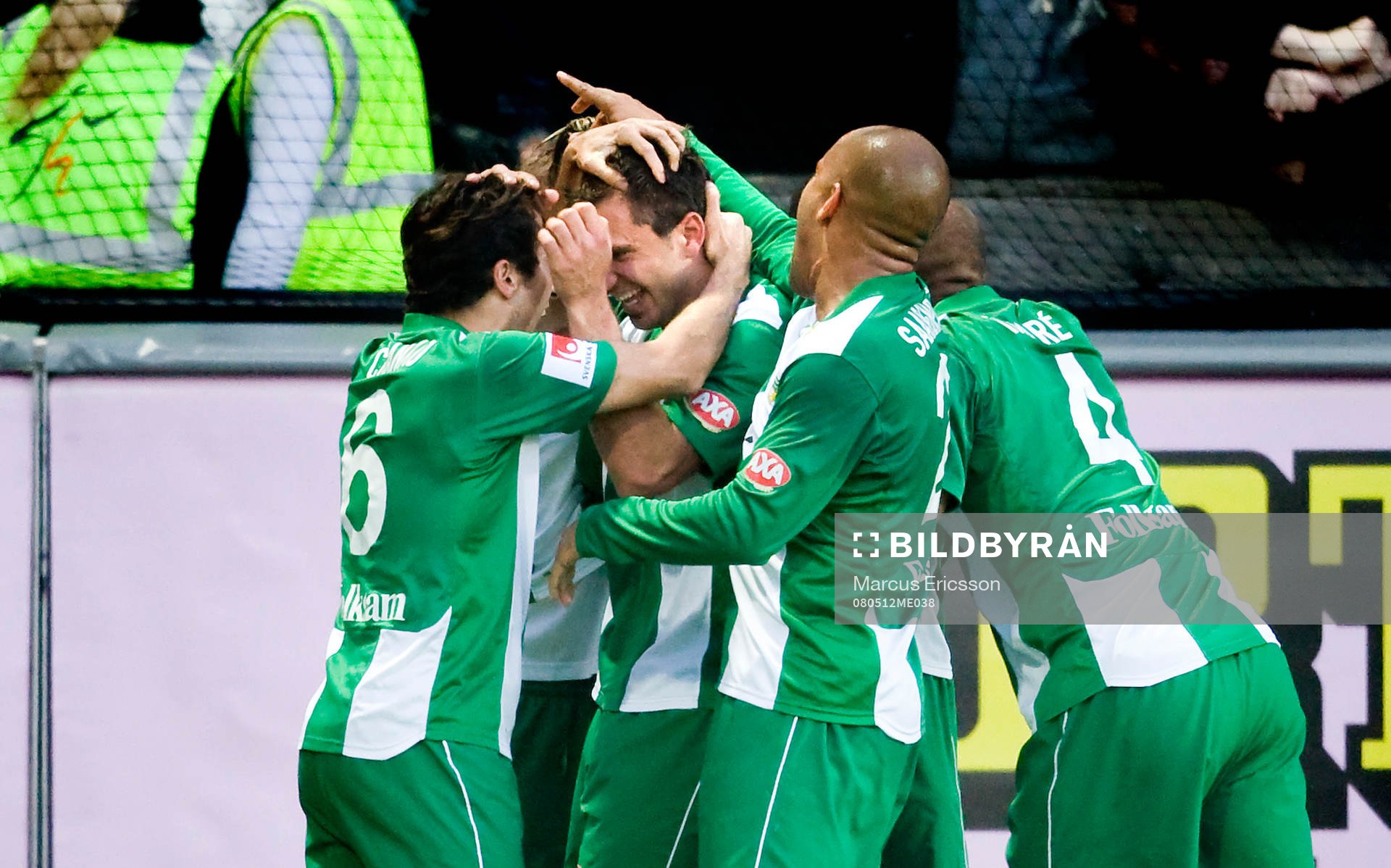  Hammarby kramar om Claudio Martin Dadomo Minervini, efter 2-1 målet. Jubel.