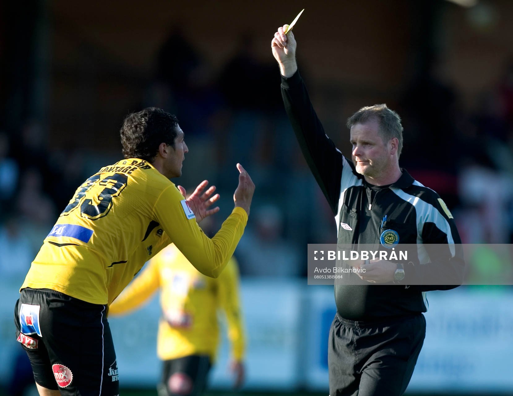 Juan Robled, Mjällby, Johnny Lundbäck, domare, gul kort