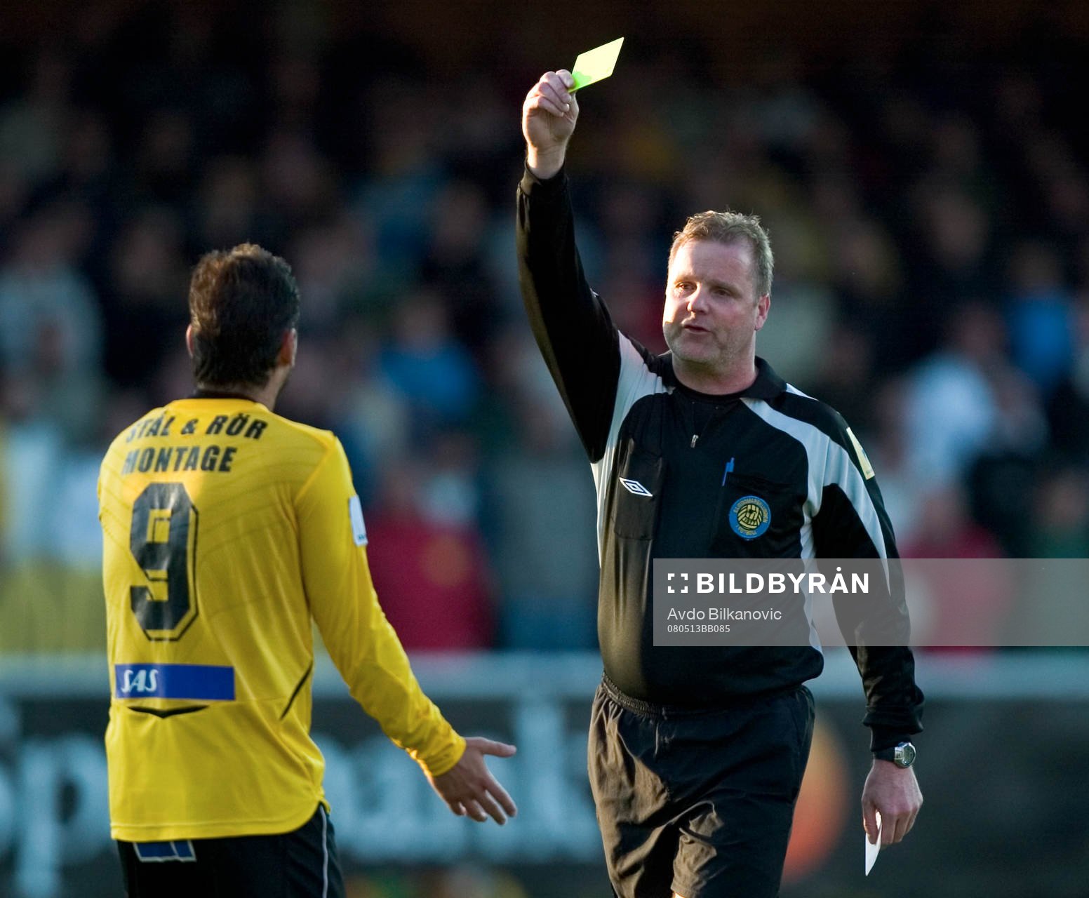 Marcelo Sarvas, Mjällby, får gul kort, Johnny Lundbäck,