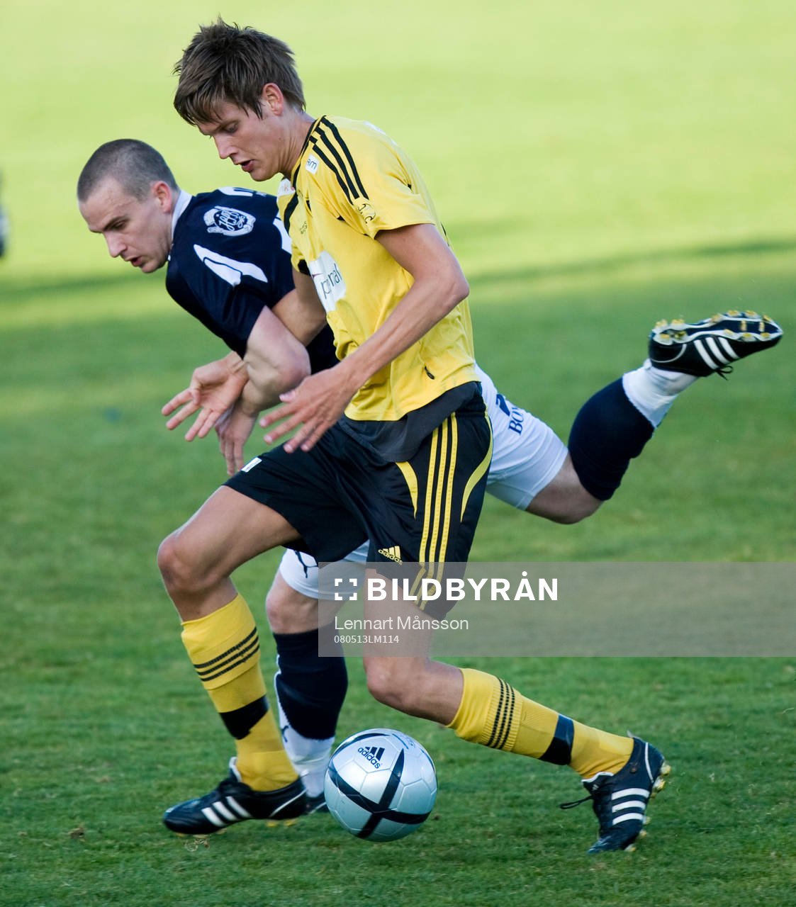 Fotboll, div.2, IFK Hässleholm - Kristianstad: Simon Larsson trycker till David Eek.