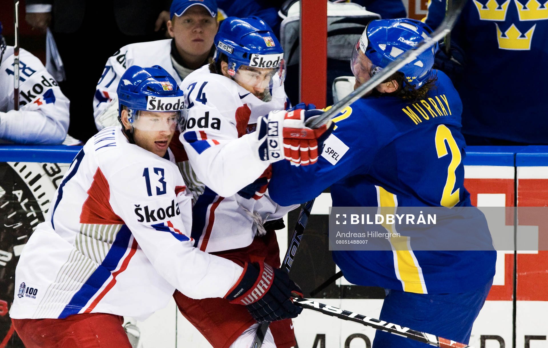 Jiri Novotny och Tomas Plekanec försöker tackla Douglas