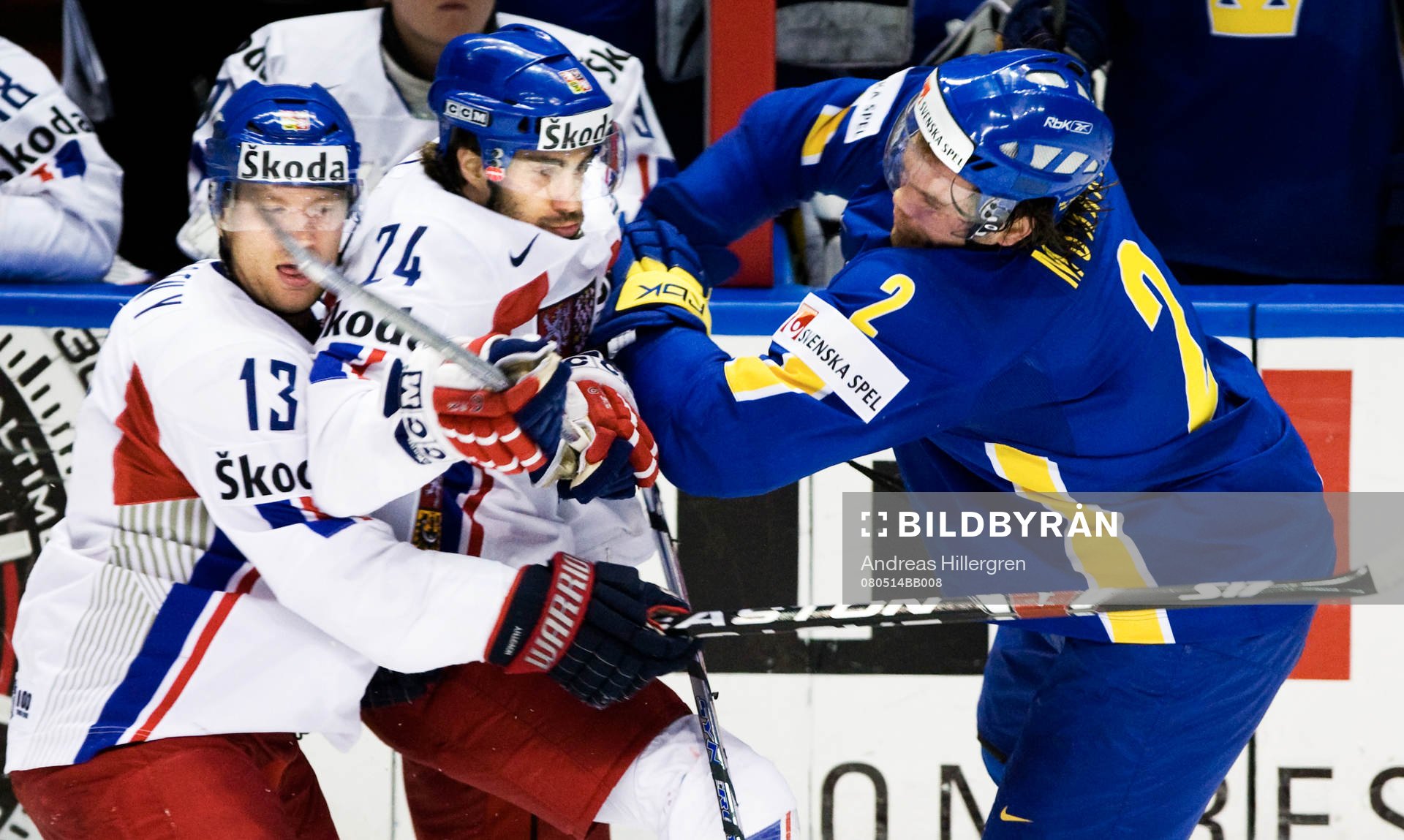Jiri Novotny och Tomas Plekanec försöker tackla Douglas