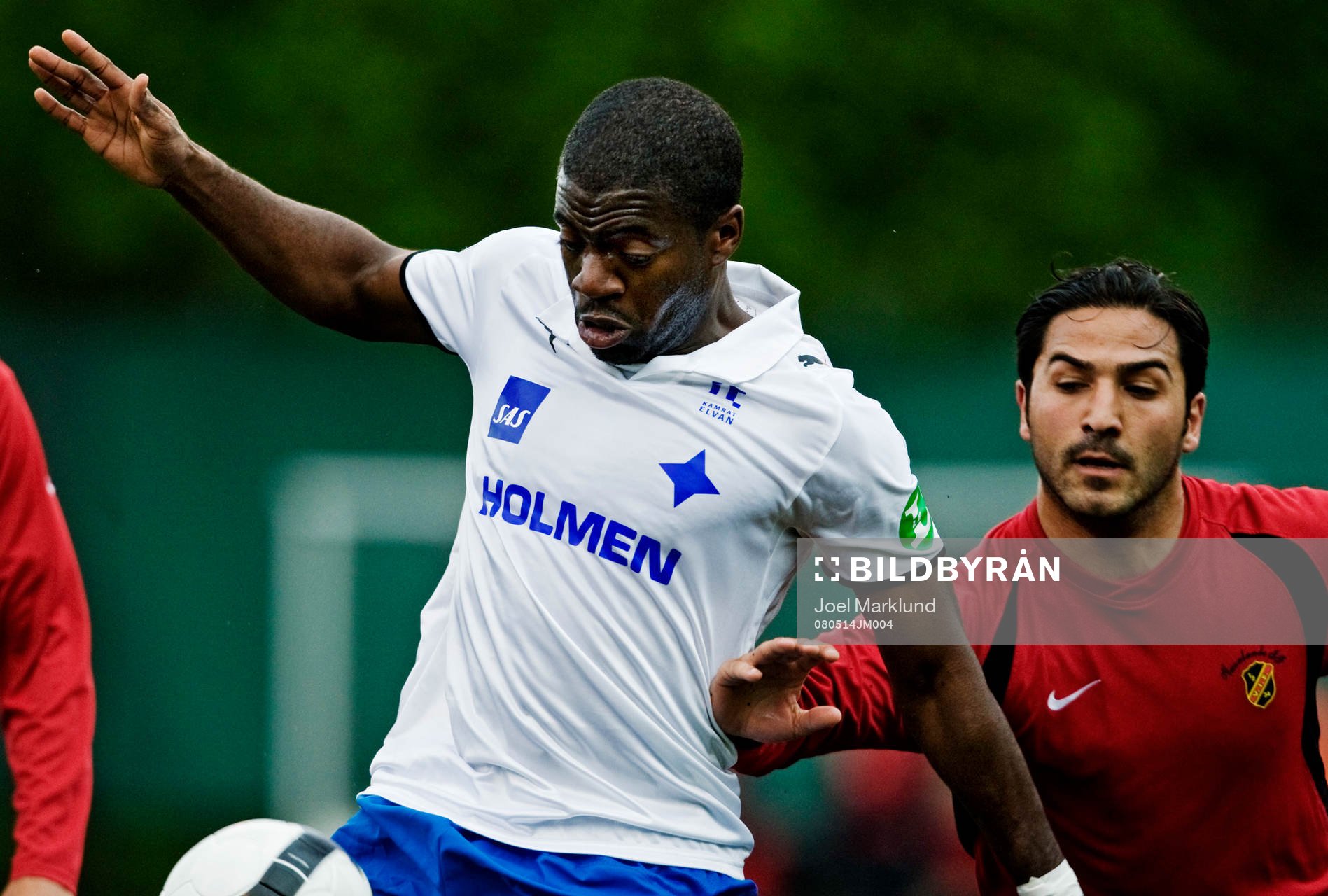 Simon Omekanda, Norrköping, tar emot bollen