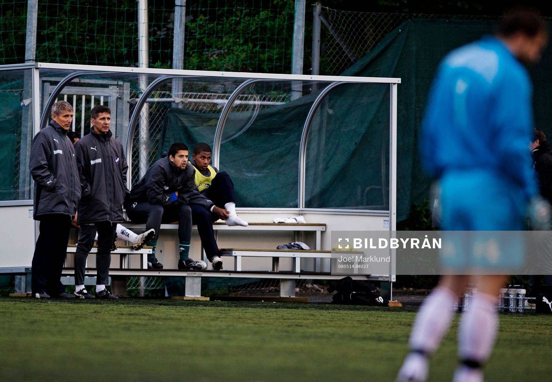 Sören Cratz, tränare IFK Norrköping, kollar på spelet