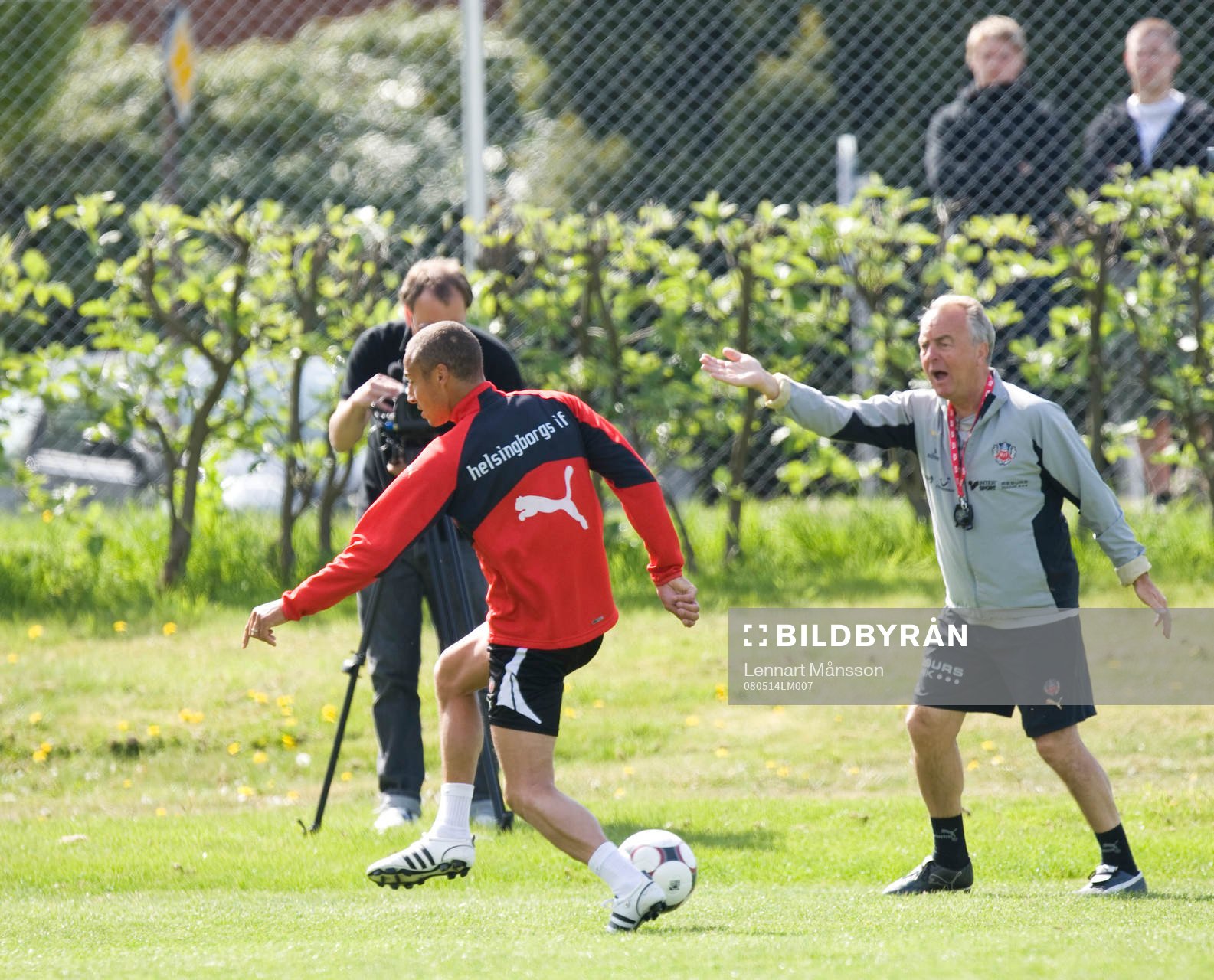 Henrik Larsson, klar EM, påhejad av tränaren Bo Bosse