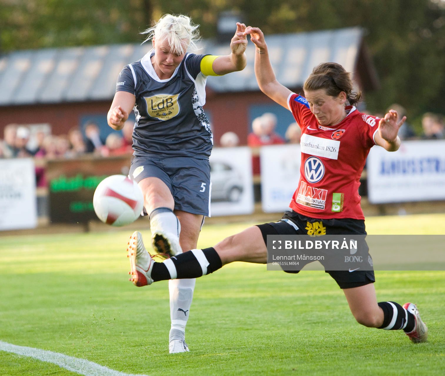 Erla Arnardottir försöker stoppa Nilla Fischer