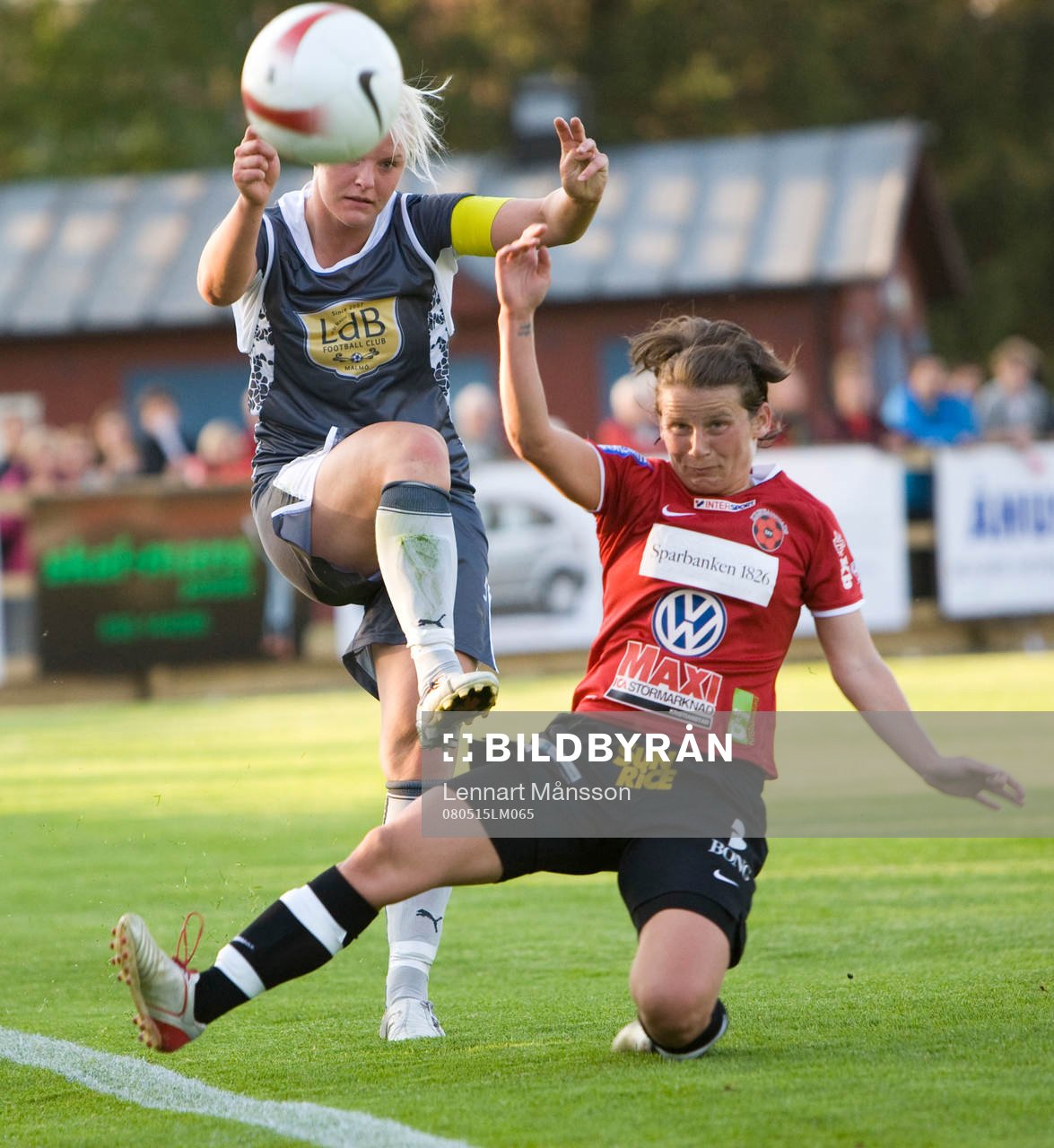Erla Arnardottir försöker stoppa Nilla Fischer