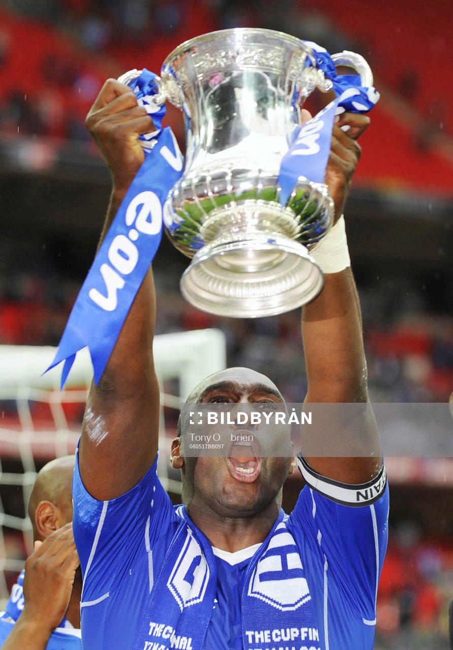 Sol Campbell, Portsmouth, jubel med pokalen