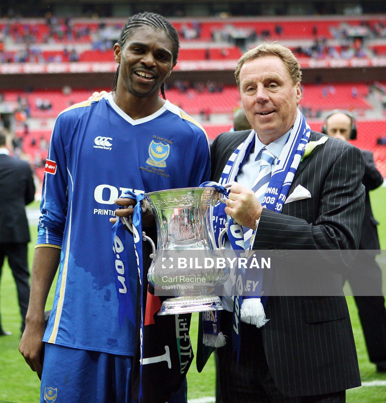 Nwankwo Kanu och Harry Redknapp, tränare, med pokalen