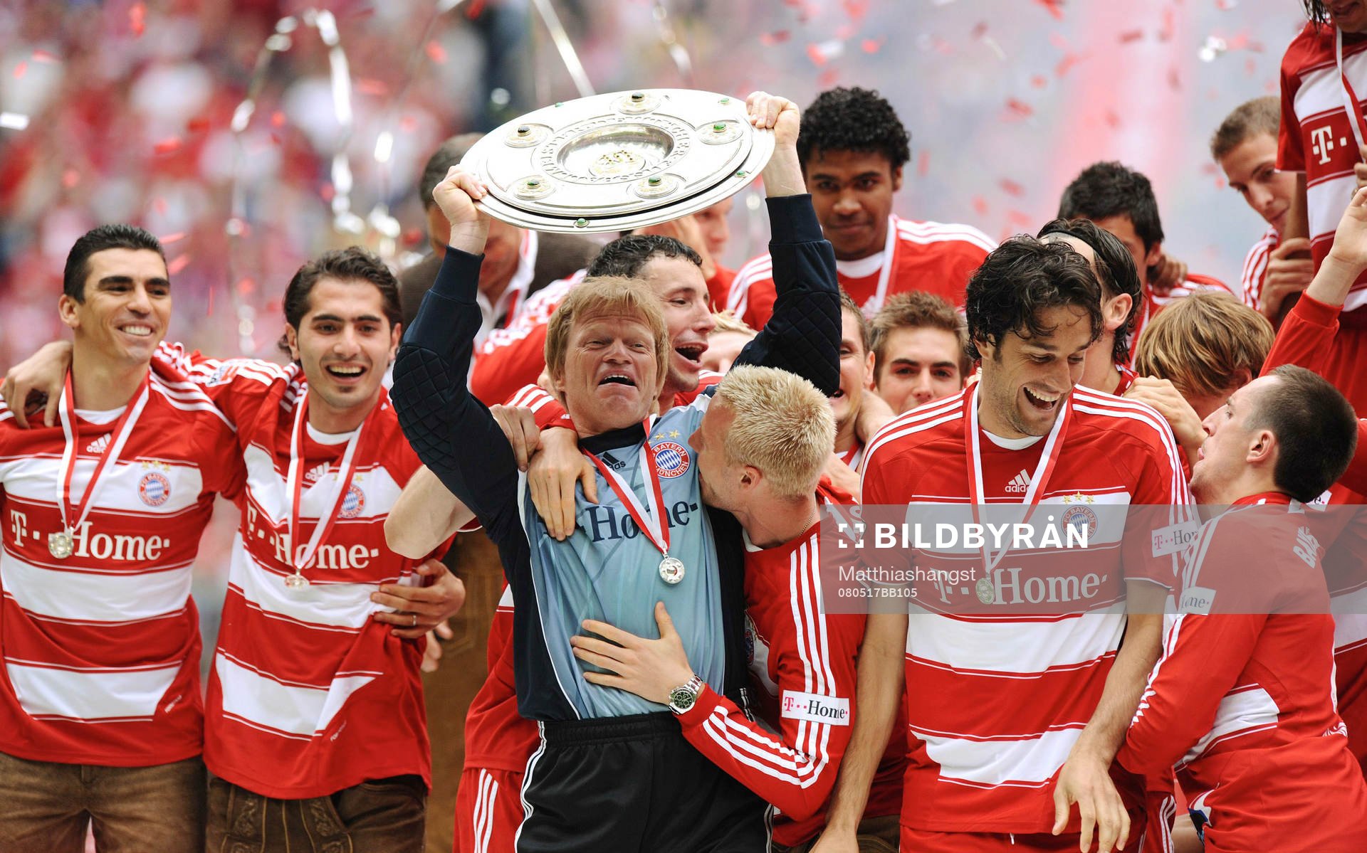  Bayern München, Tyska Mästare 2008. Jubel, pokal, tallrik. Oliver Kahn, målvakt med pokalen.