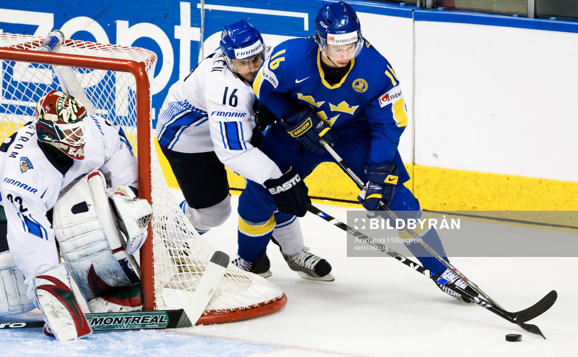 Niklas Bäckström, målvakt, Ville Peltonen och Johan
